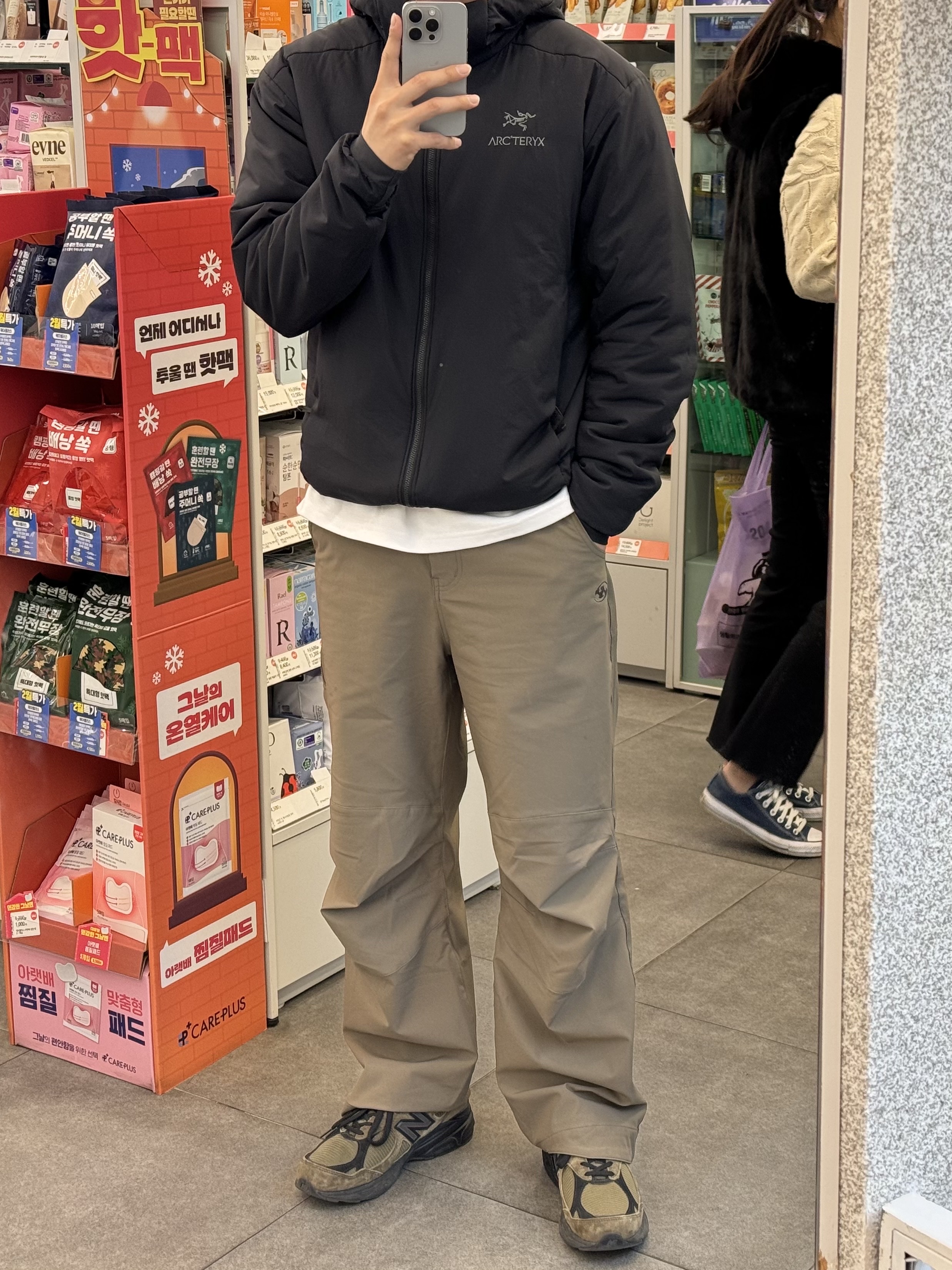 Arc'teryx Atom Heavyweight Hoody Black, Sansan Gear Paneled Dart Pants Ash Brown - 23FW 착용 스타일