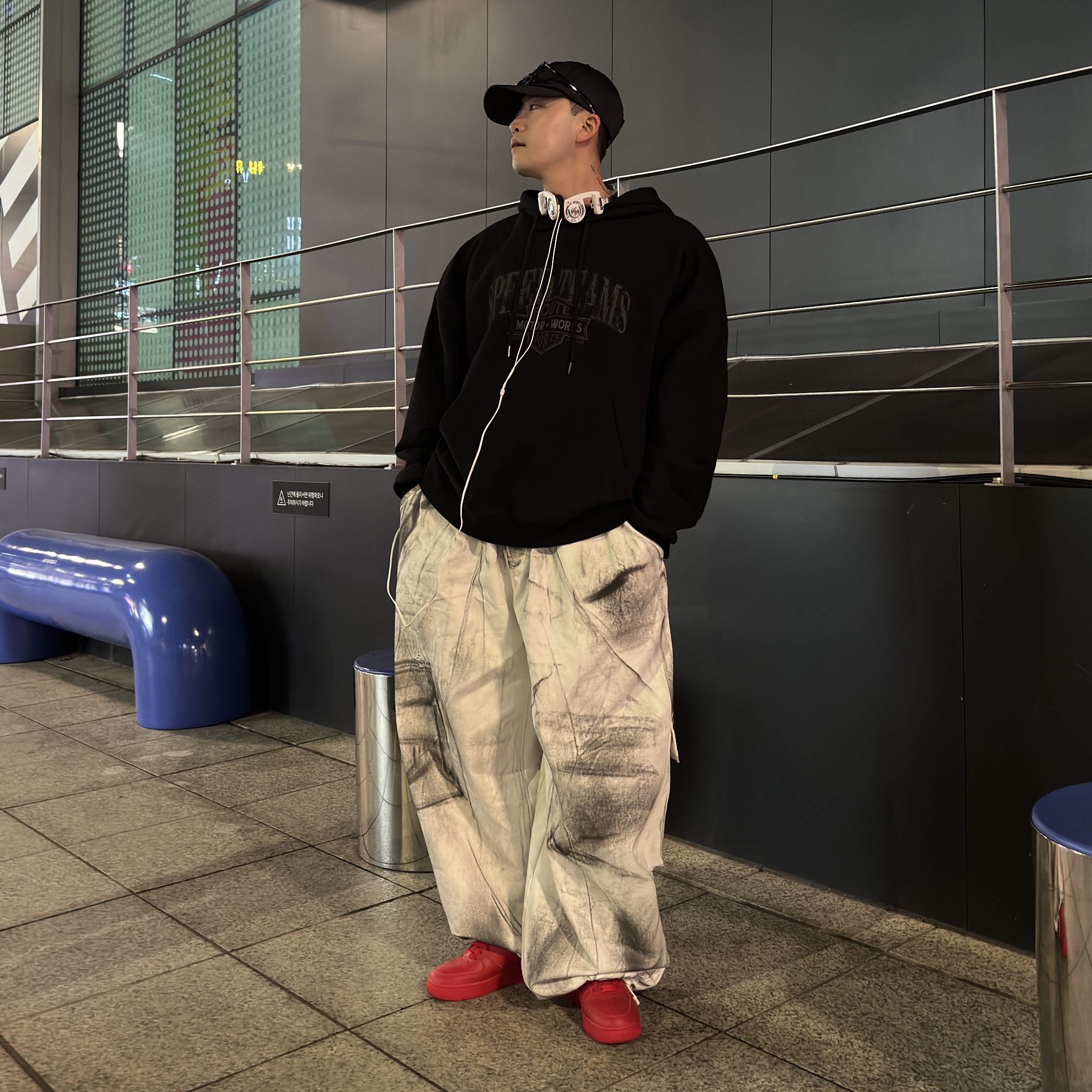 Supreme x Koss Portapro Headphones White - 23FW, Nike Air Force 1 '07 LV8 Low 1 Triple Red 착용 스타일 - 4