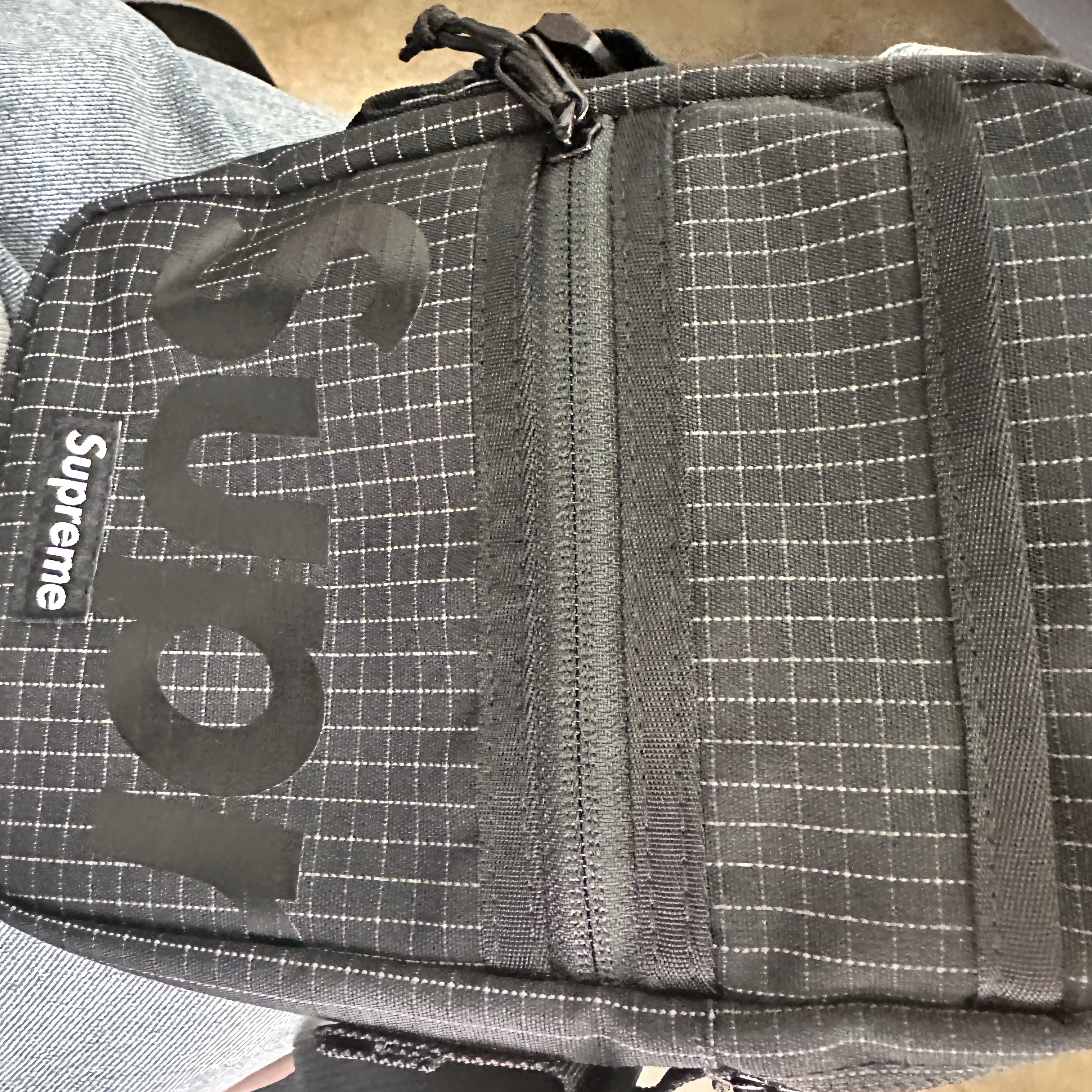Supreme Neck Pouch Black - 21SS 착용 스타일