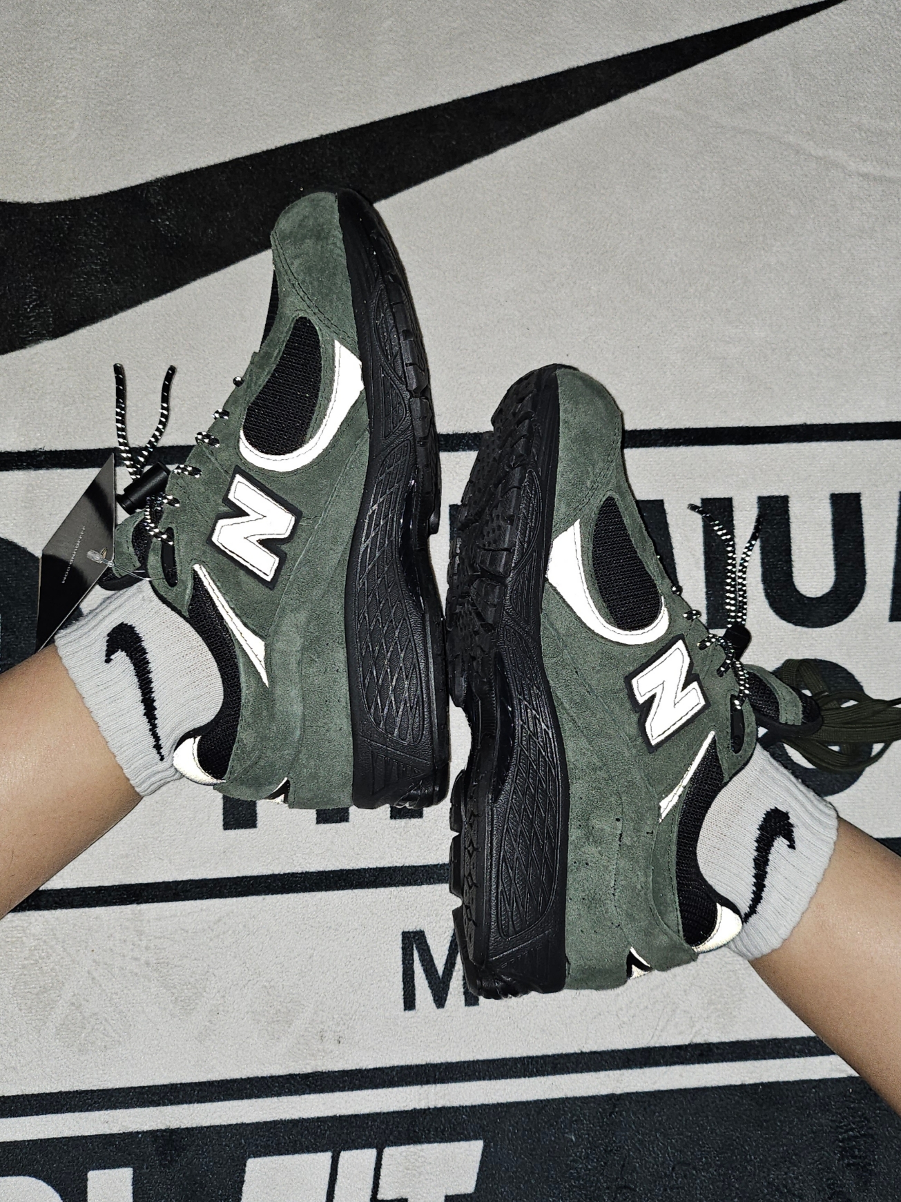 New Balance x JJJJound 2002R Gore-Tex Pine 착용 스타일 - 4