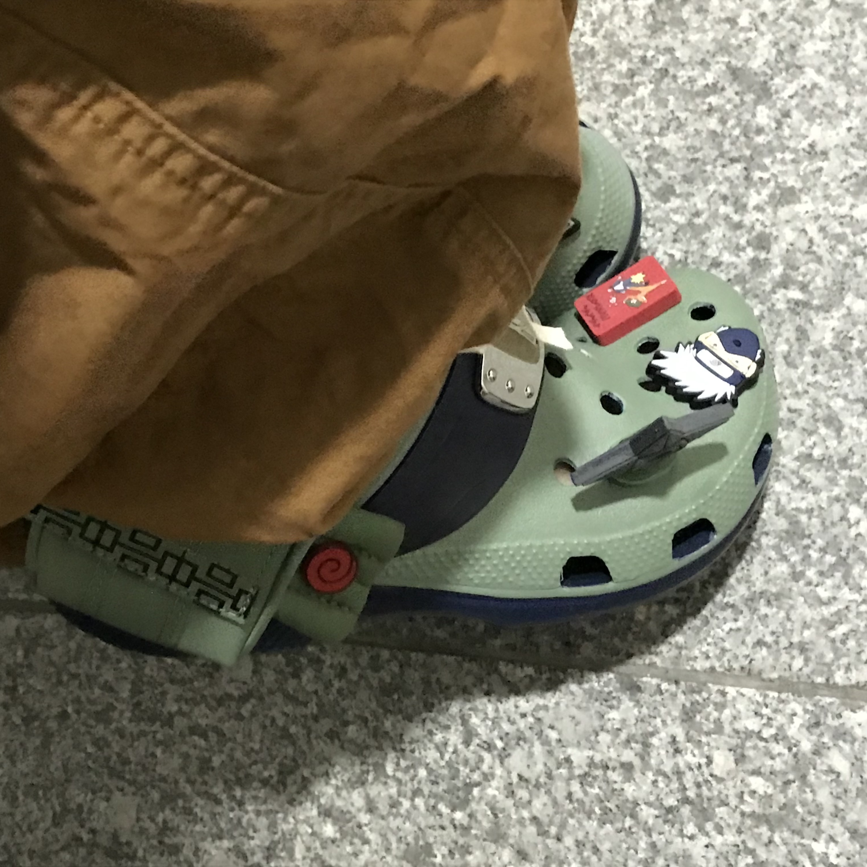 Crocs x Naruto Classic Clog Kakashi 착용 스타일 - 2