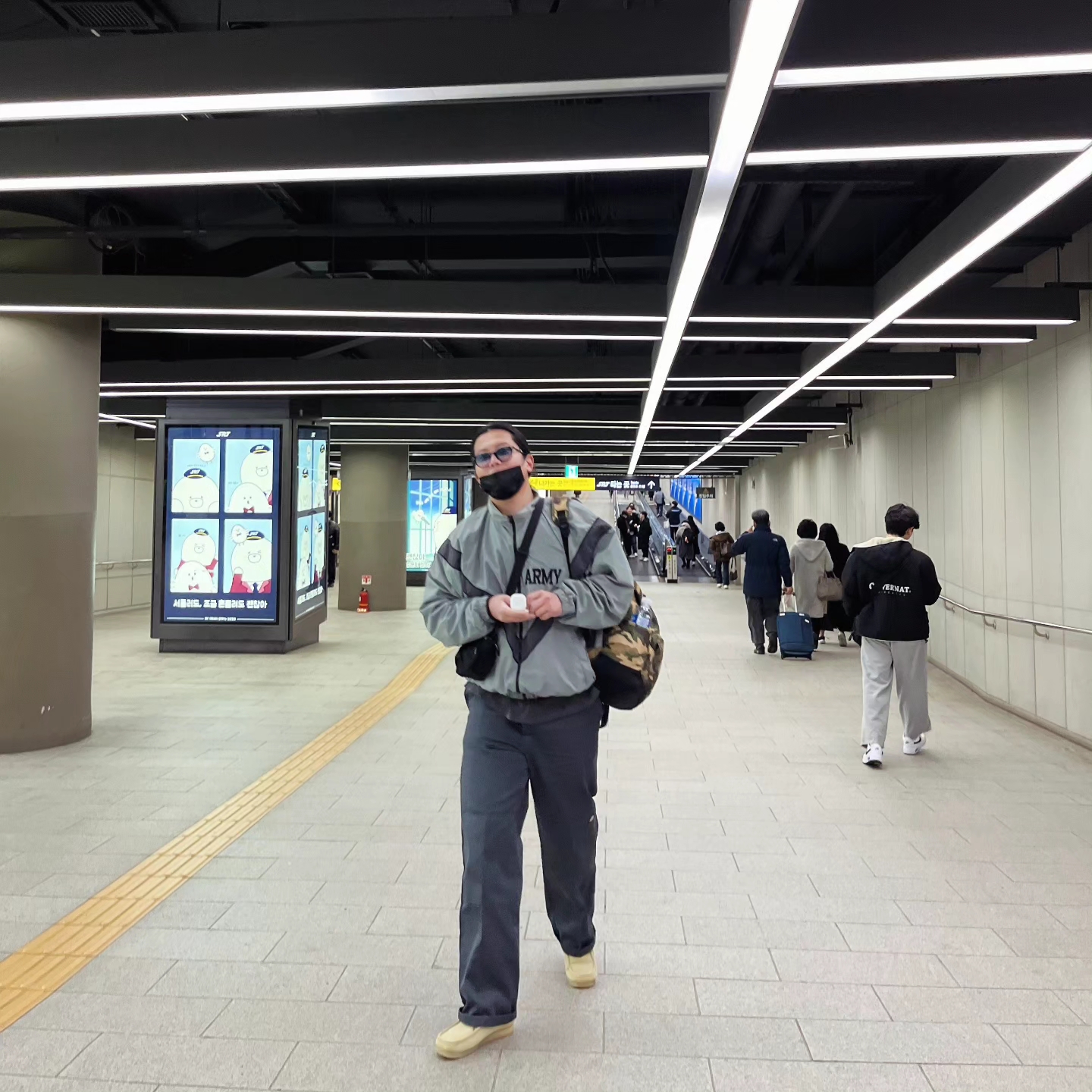 Dickies Loose Fit Double Knee Work Pants Charcoal Gray, Carhartt WIP Essentials Bag Black 착용 스타일