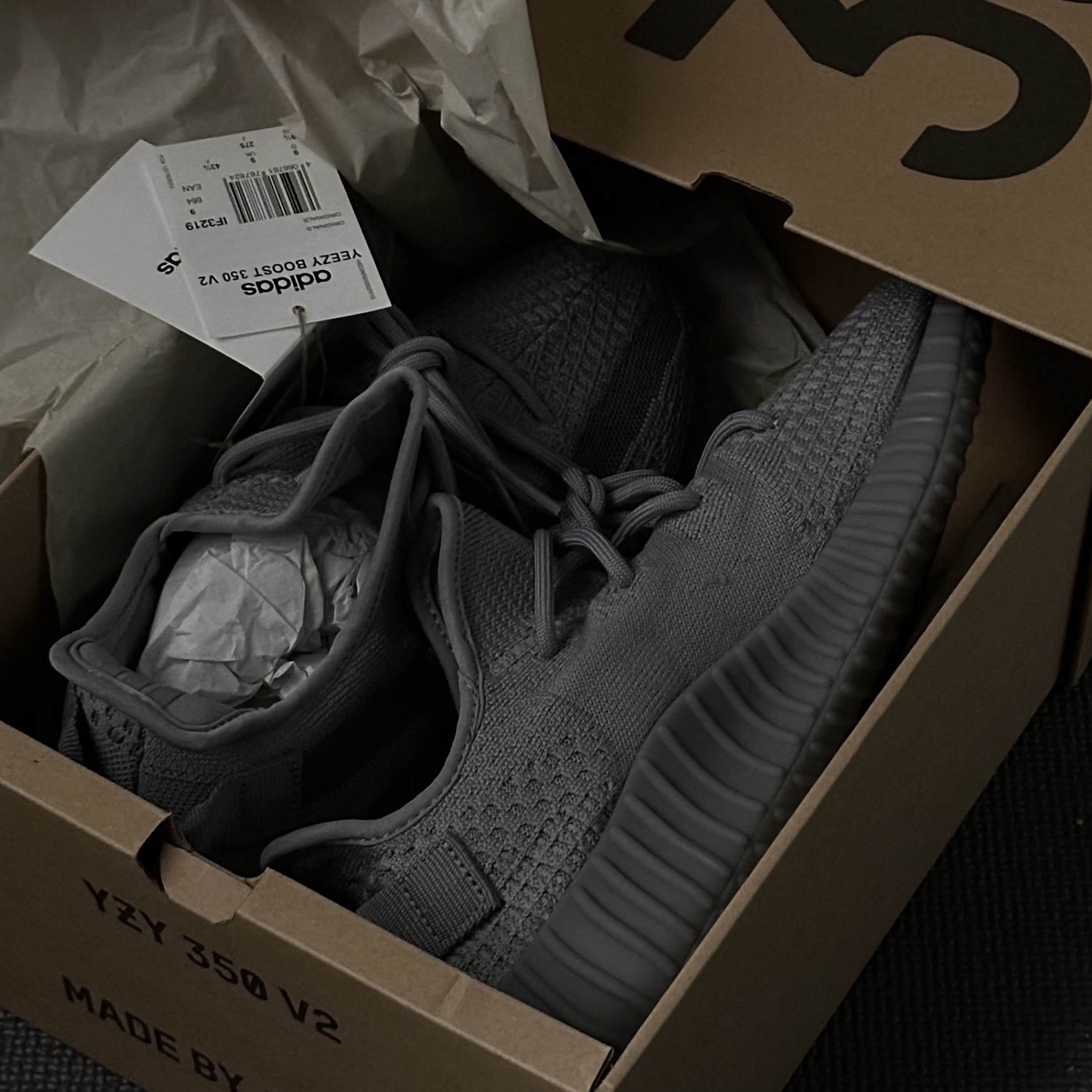 Adidas Yeezy Boost 350 V2 Steel Grey 착용 스타일
