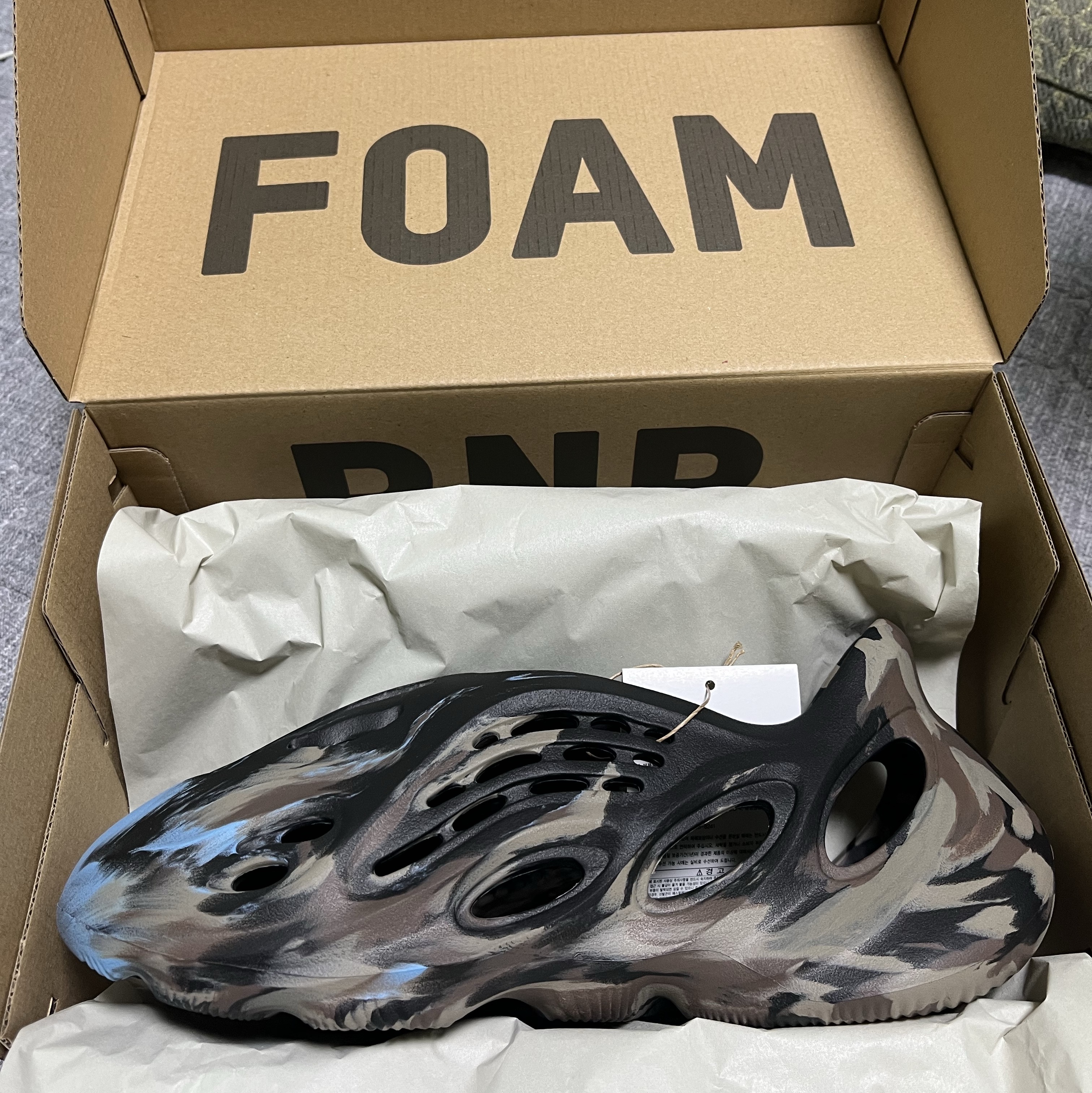 Adidas Yeezy Foam RNNR MX Cinder 착용 스타일