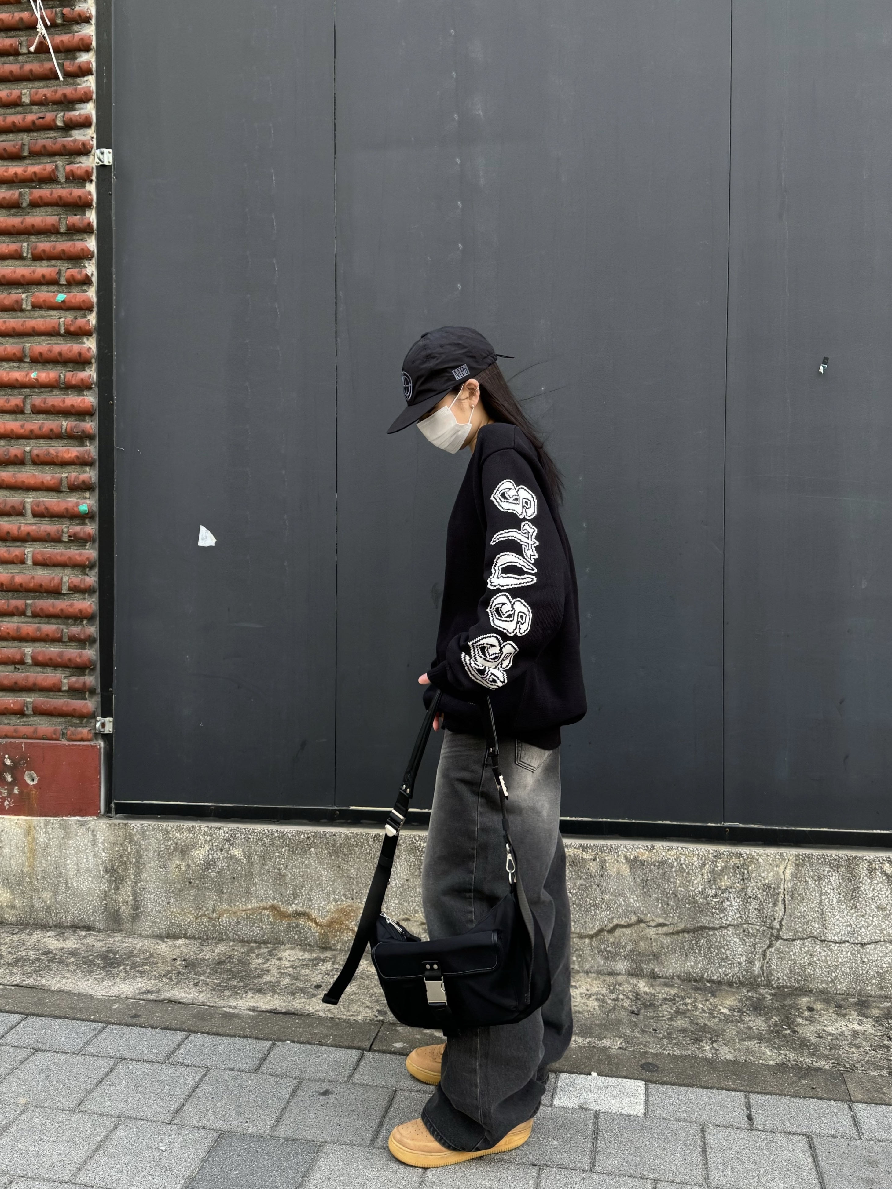 Stussy Sleeve Logo Sweater Black, Nike Air Force 1 '07 WB Flax 착용 스타일 - 1
