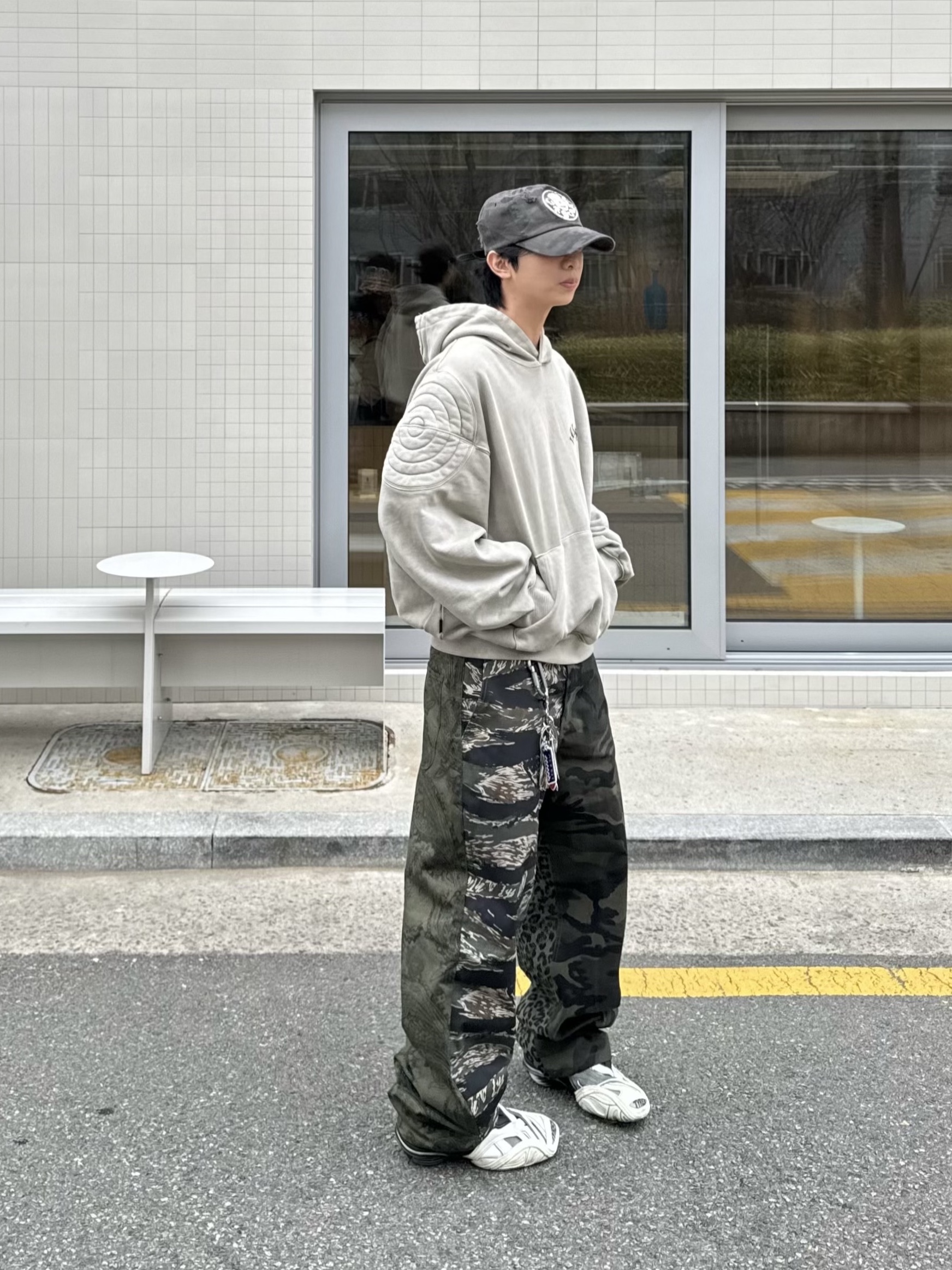 Balenciaga Tyrex Sneakers Black White 착용 스타일 - 1