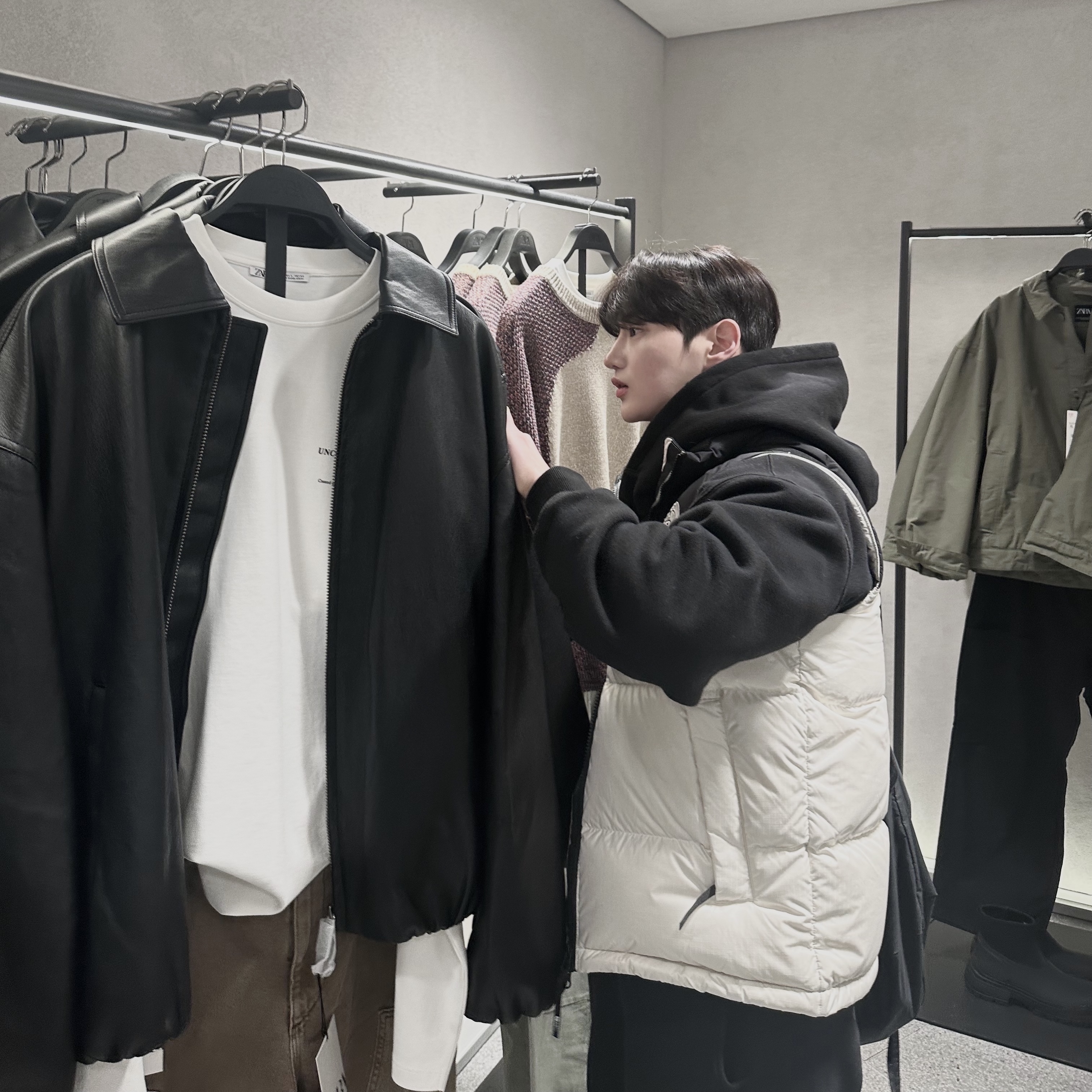 IAB Studio Hoodie Black White, Sony WH-1000XM5 Black (Korean Ver.) 착용 스타일 - 3