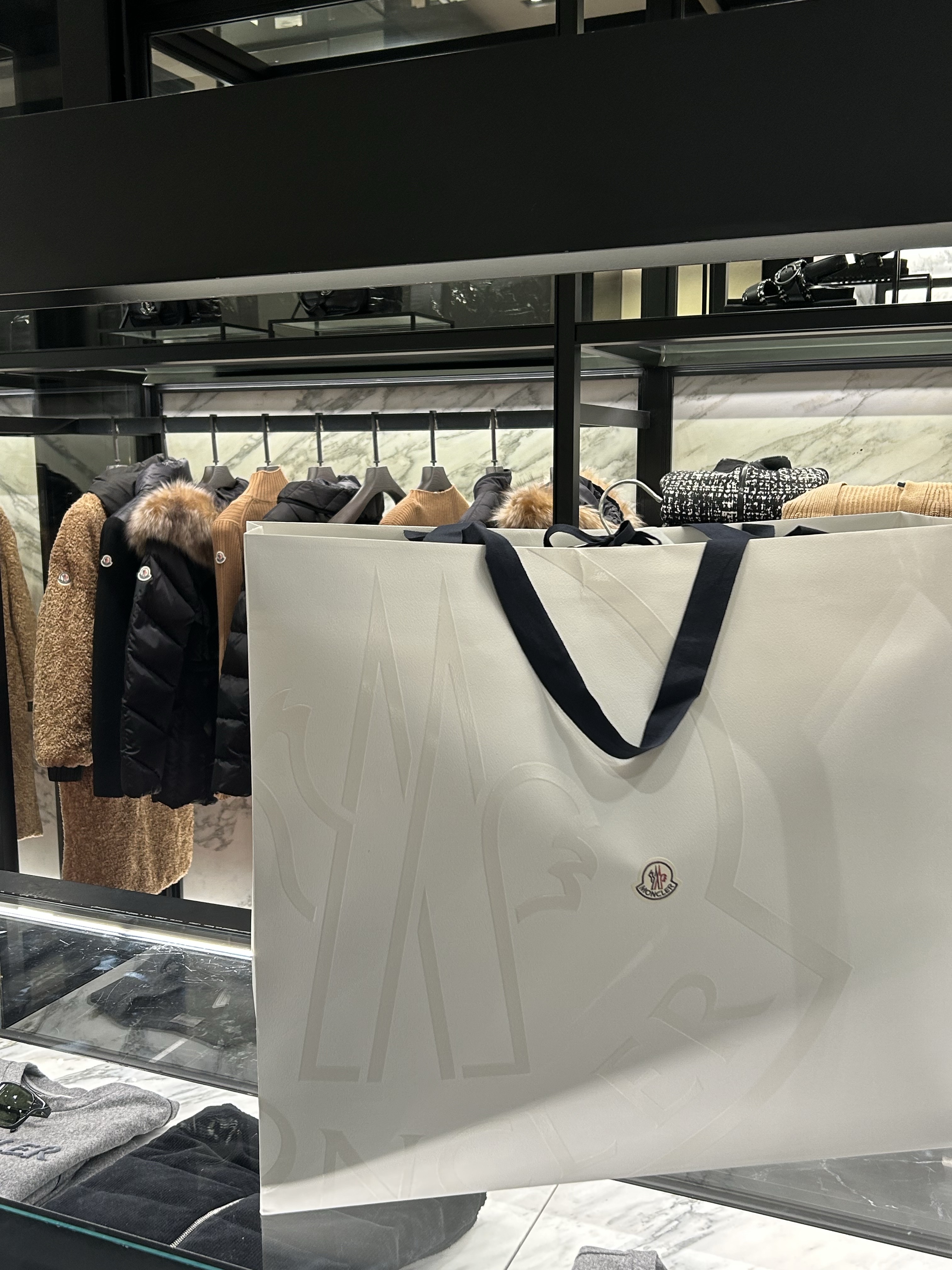 (W) Moncler Khloe Long Down Jacket Black - 23FW 착용 스타일 - 2