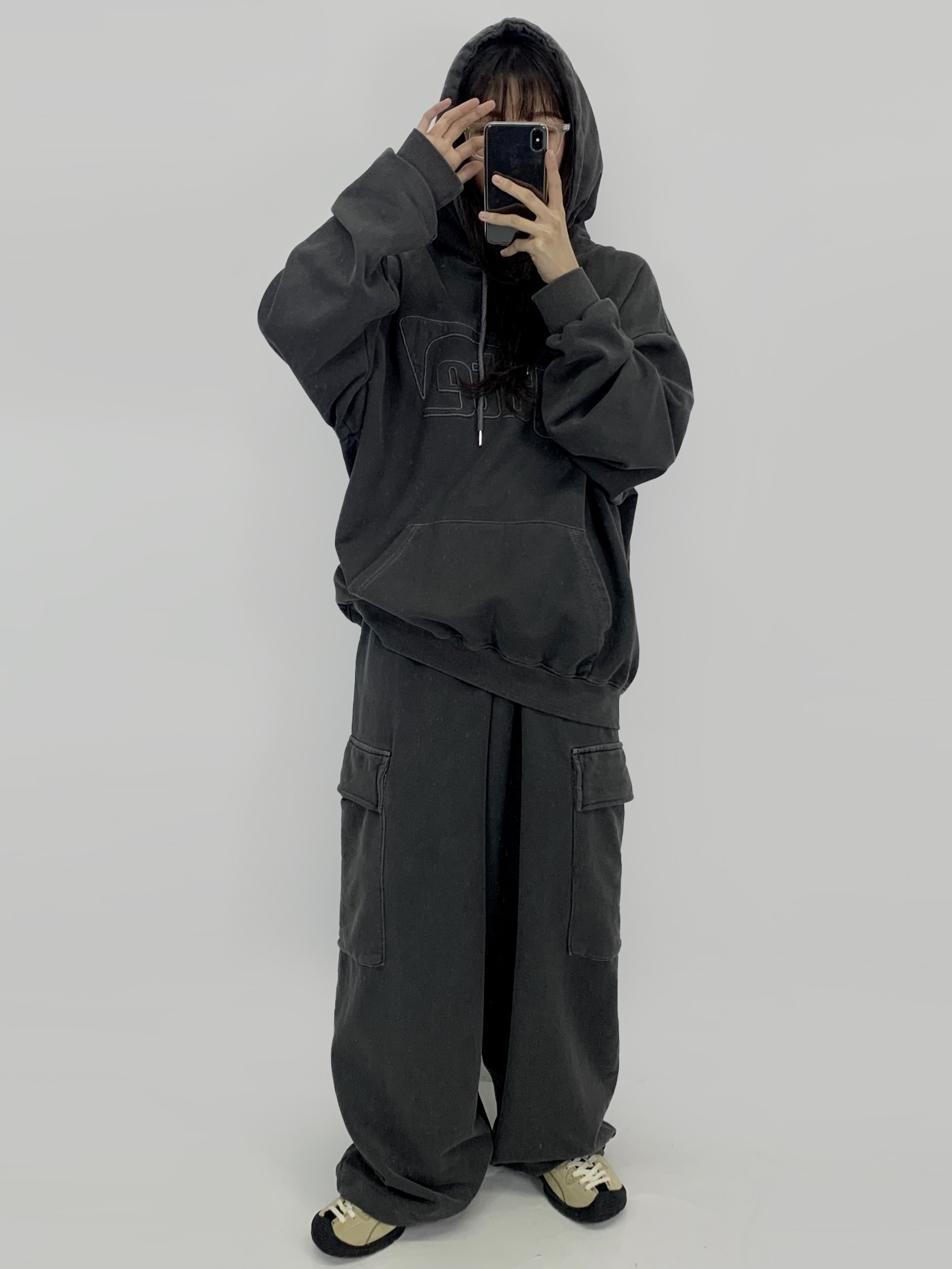 Apple AirPods Max Lightning Space Gray (Korean Ver.), (W) Keen x Omashande Jasper Sneakers Boulder Black 착용 스타일 - 4
