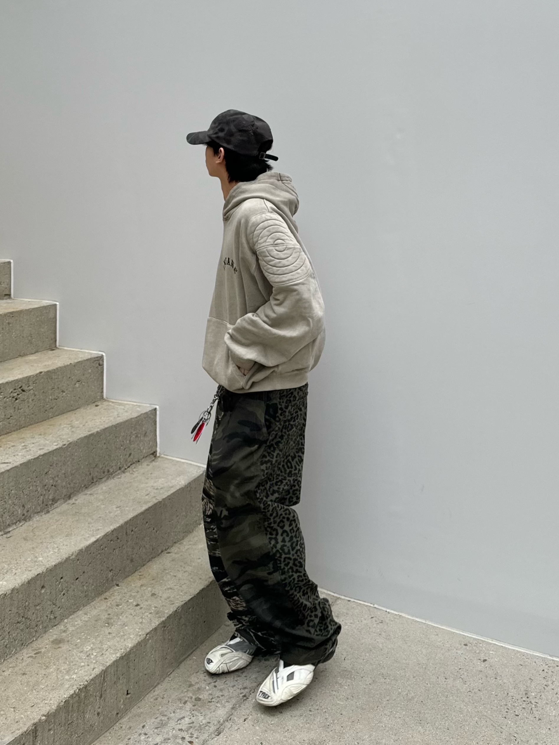 Balenciaga Tyrex Sneakers Black White 착용 스타일 - 4