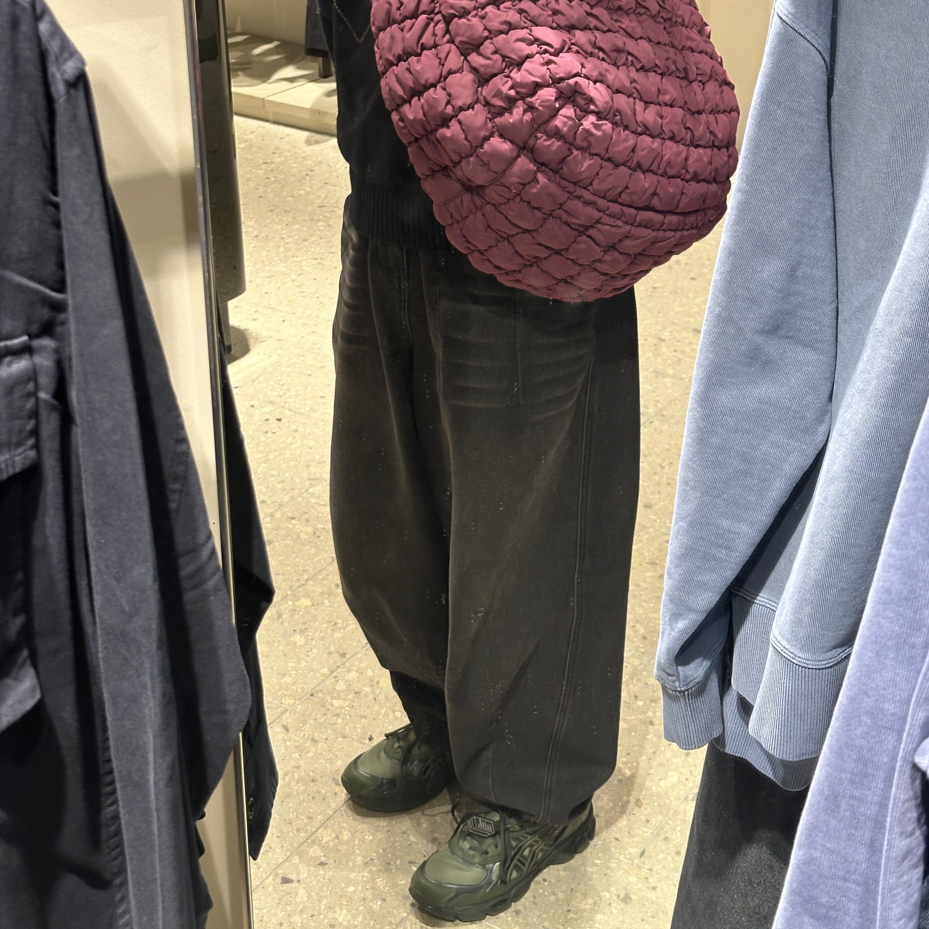 COS Quilted Oversized Shoulder Bag Burgundy 착용 스타일