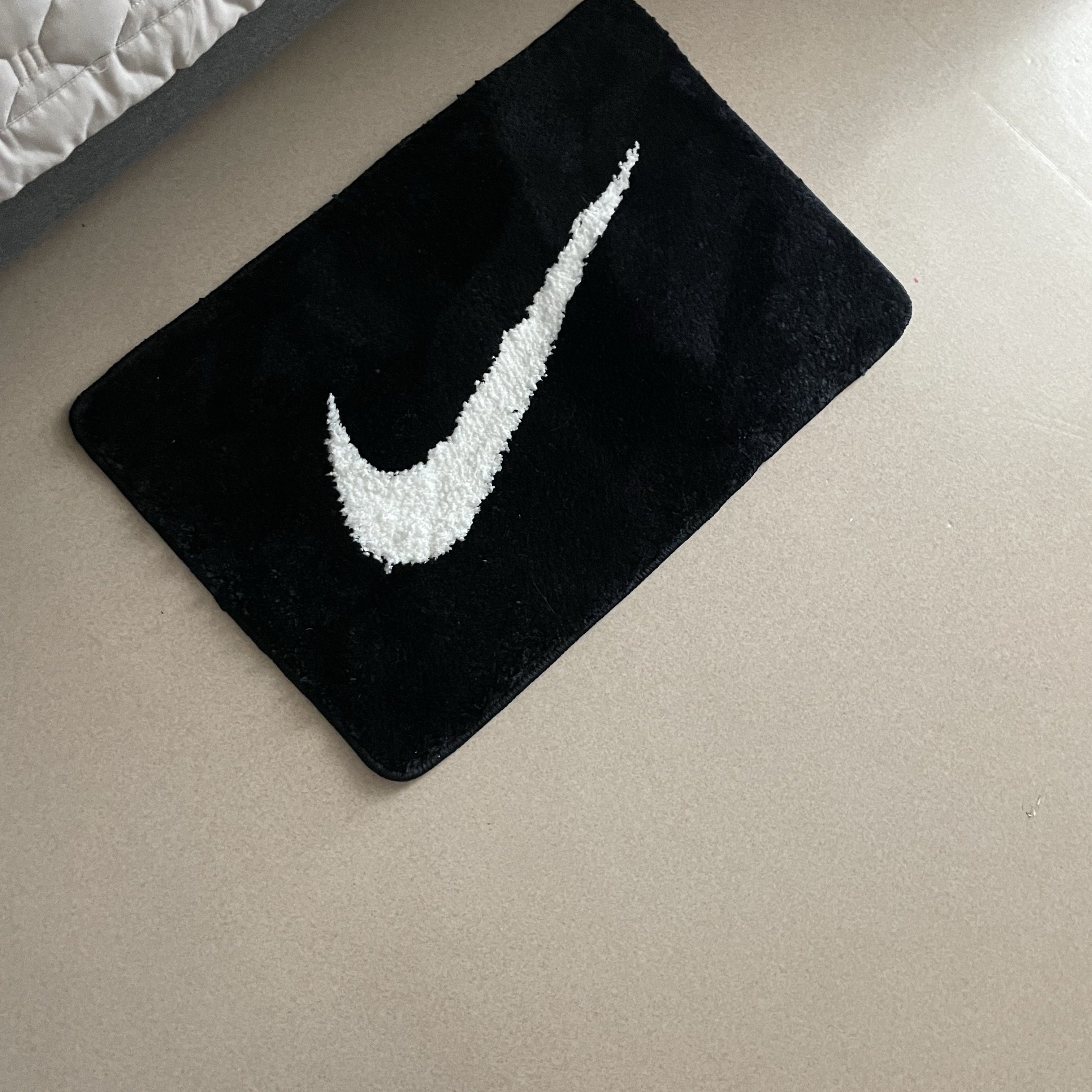 Nike Swoosh Rug Black White 착용 스타일