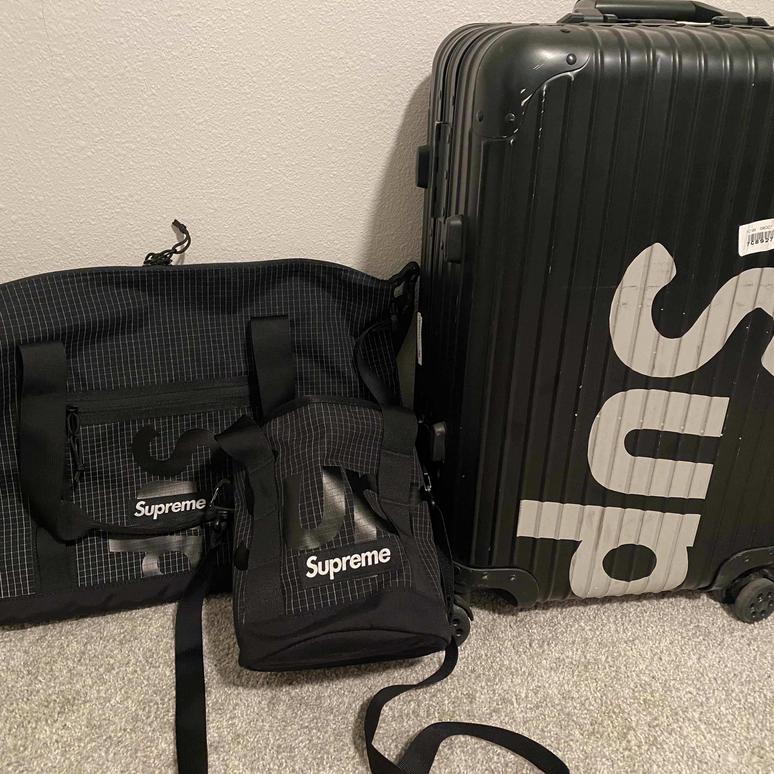 Supreme x Rimowa Topas Multiwheel Black 45L - 18SS, Supreme Tote Bag Black - 24SS 착용 스타일 - 4