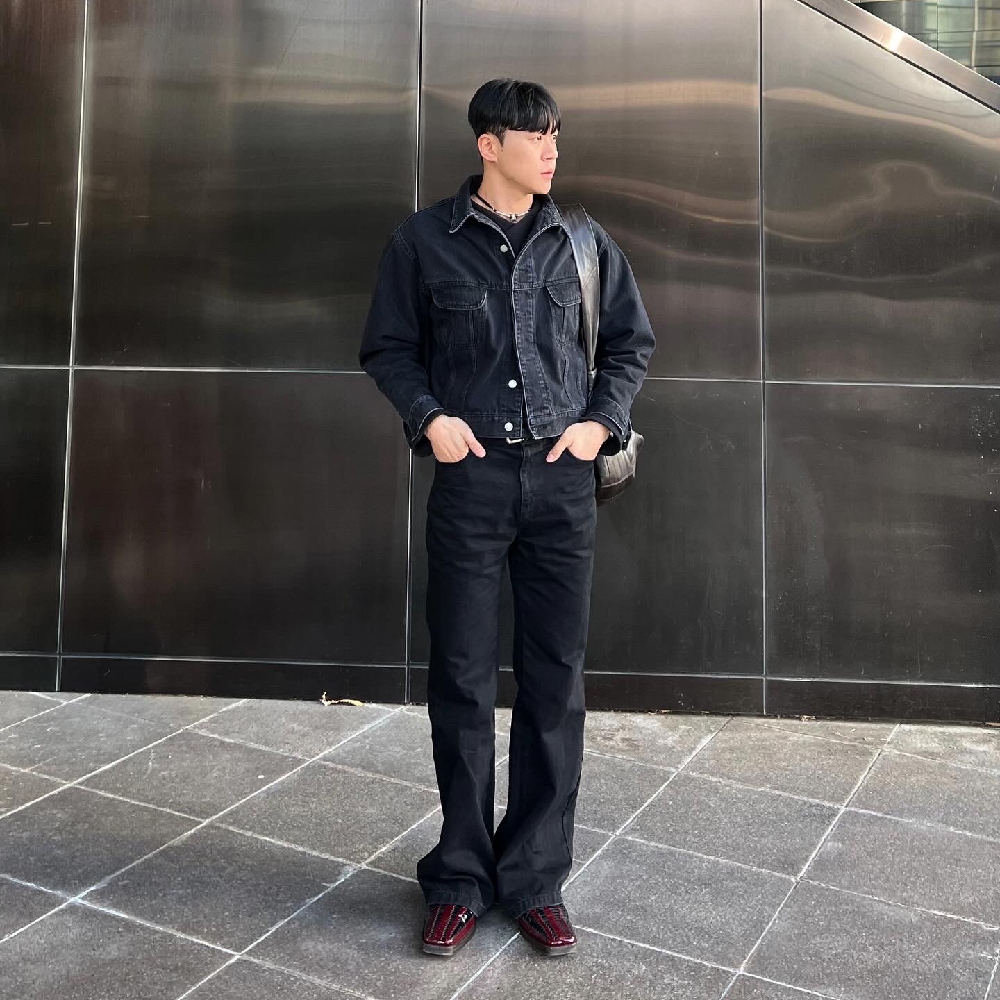 Nike x Martine Rose Shox MR4 Black, Lemaire Small Soft Game Bag Nylon Canvas Dark Chocolate 착용 스타일 - 1