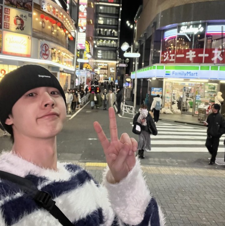 Supreme Overdyed Beanie Black 착용 스타일