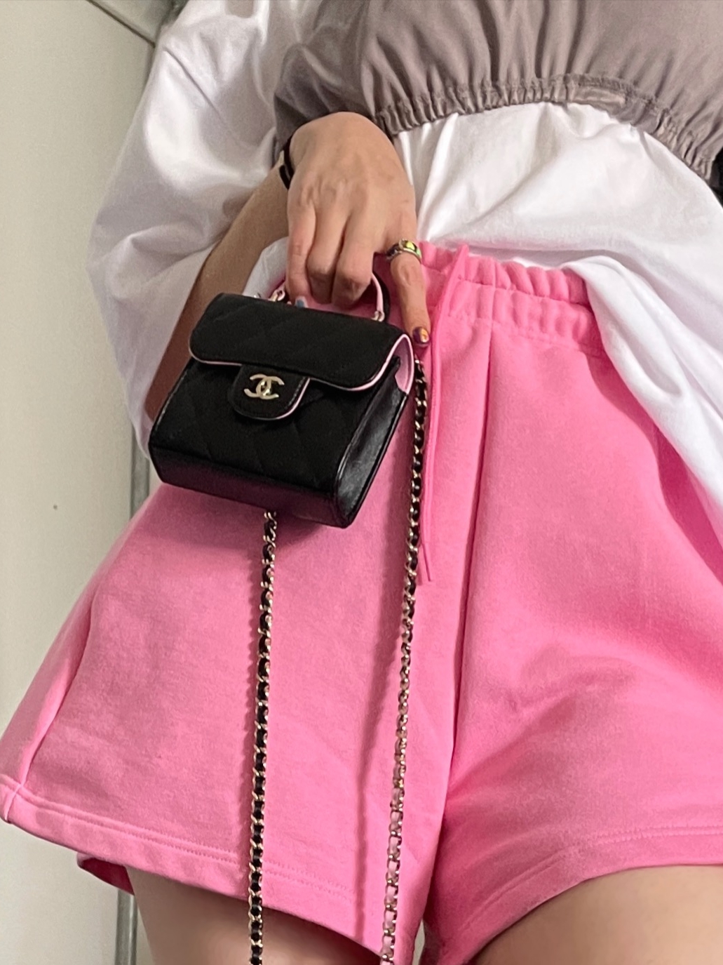 Chanel Clutch with Chain Lambskin & Gold Black Lilac 착용 스타일 - 3