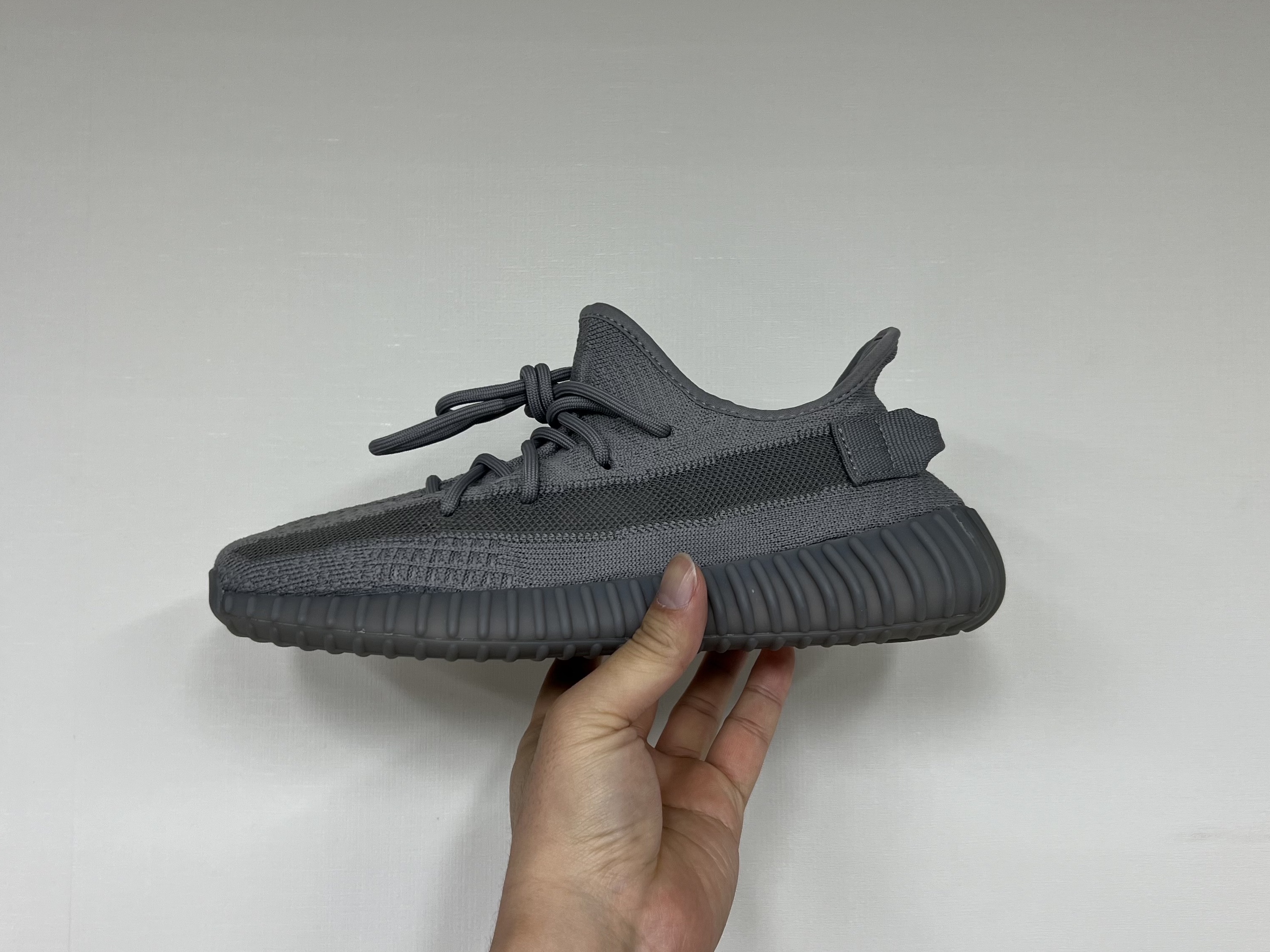 Adidas Yeezy Boost 350 V2 Steel Grey 착용 스타일
