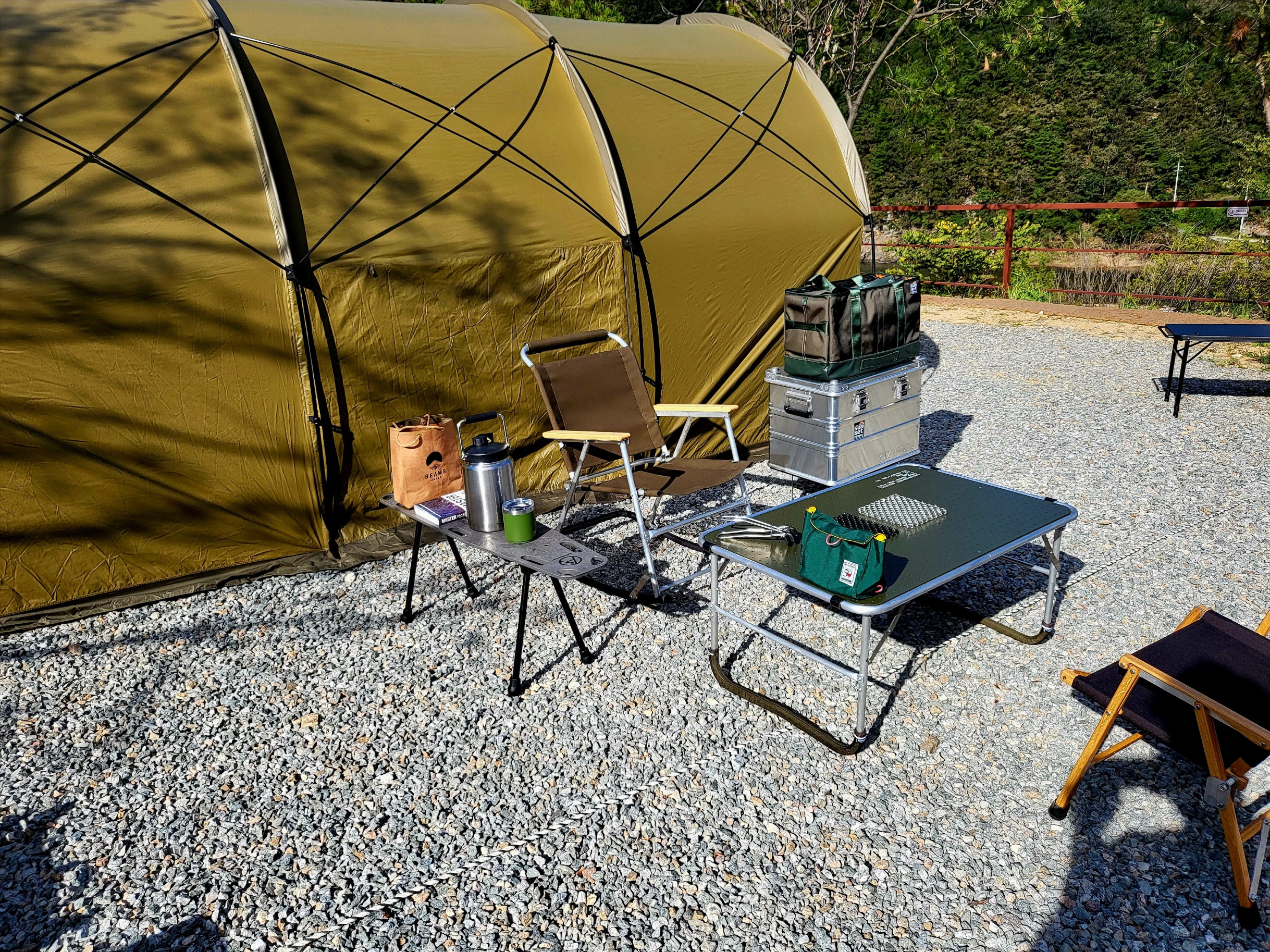 Helinox Tactical Field Tunnel 4.35 Coyote Tan 착용 스타일