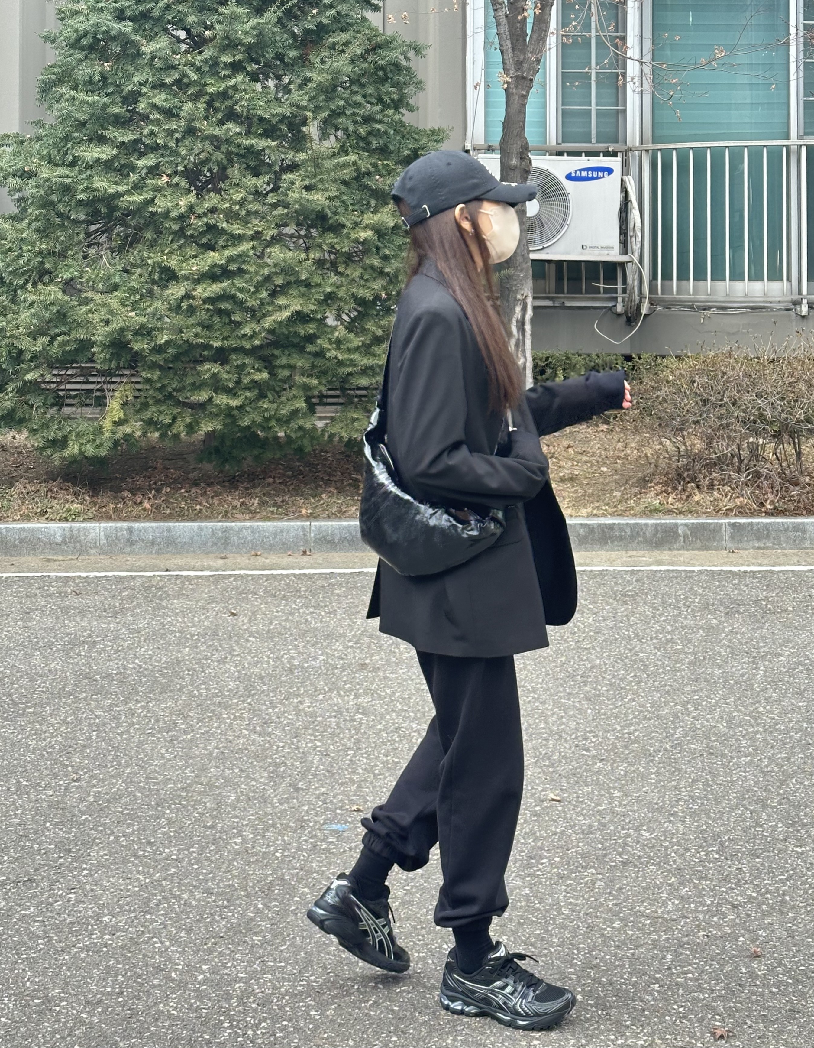 Asics Gel-Kayano 14 Black Pure Silver, Lemaire Small Croissant Bag Coated Linen Canvas Black 착용 스타일 - 1