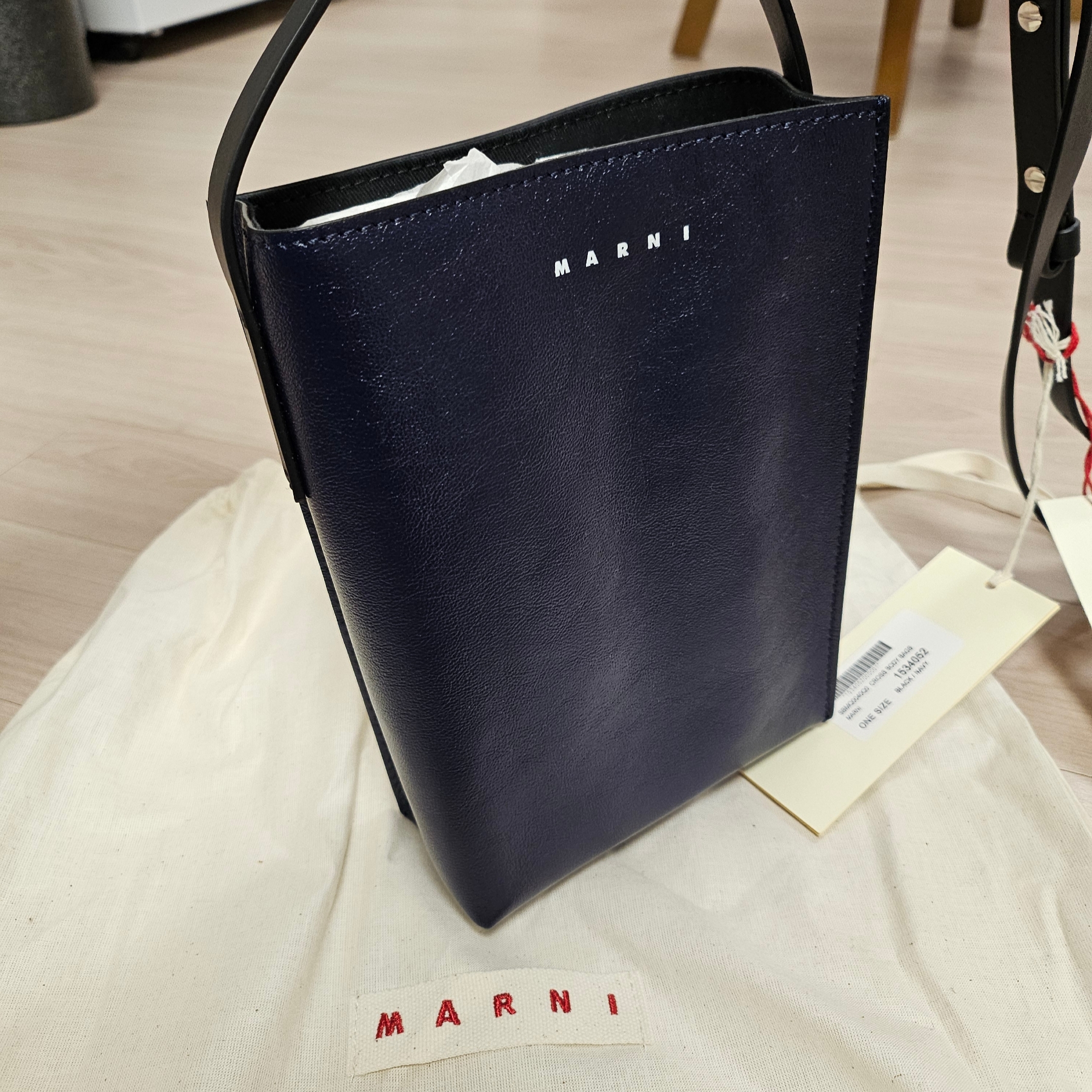 Marni Museo Soft Small Bag in Leather Navyblue Black 착용 스타일 - 1