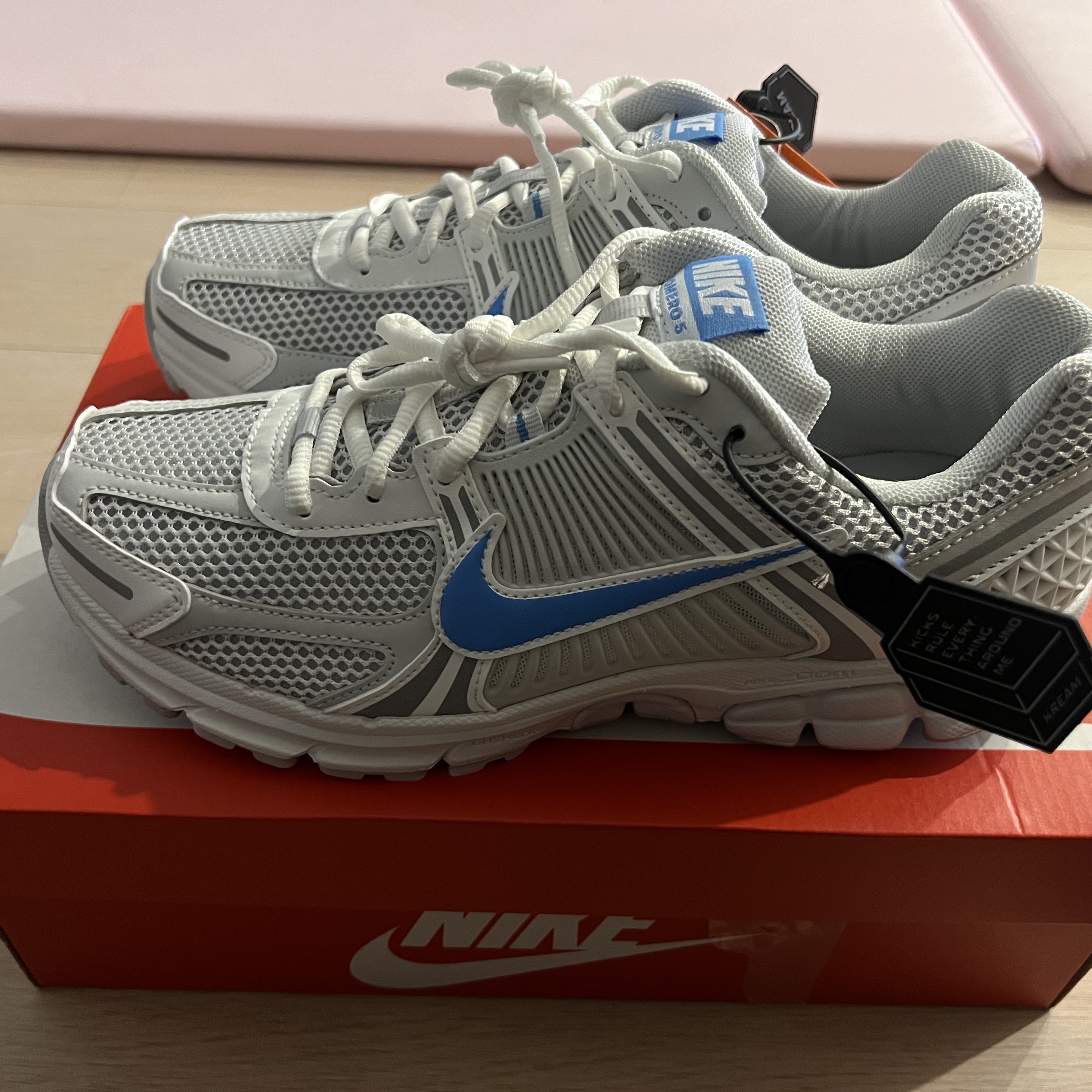 Nike Zoom Vomero 5 Photon Dust and University Blue 착용 스타일 - 2