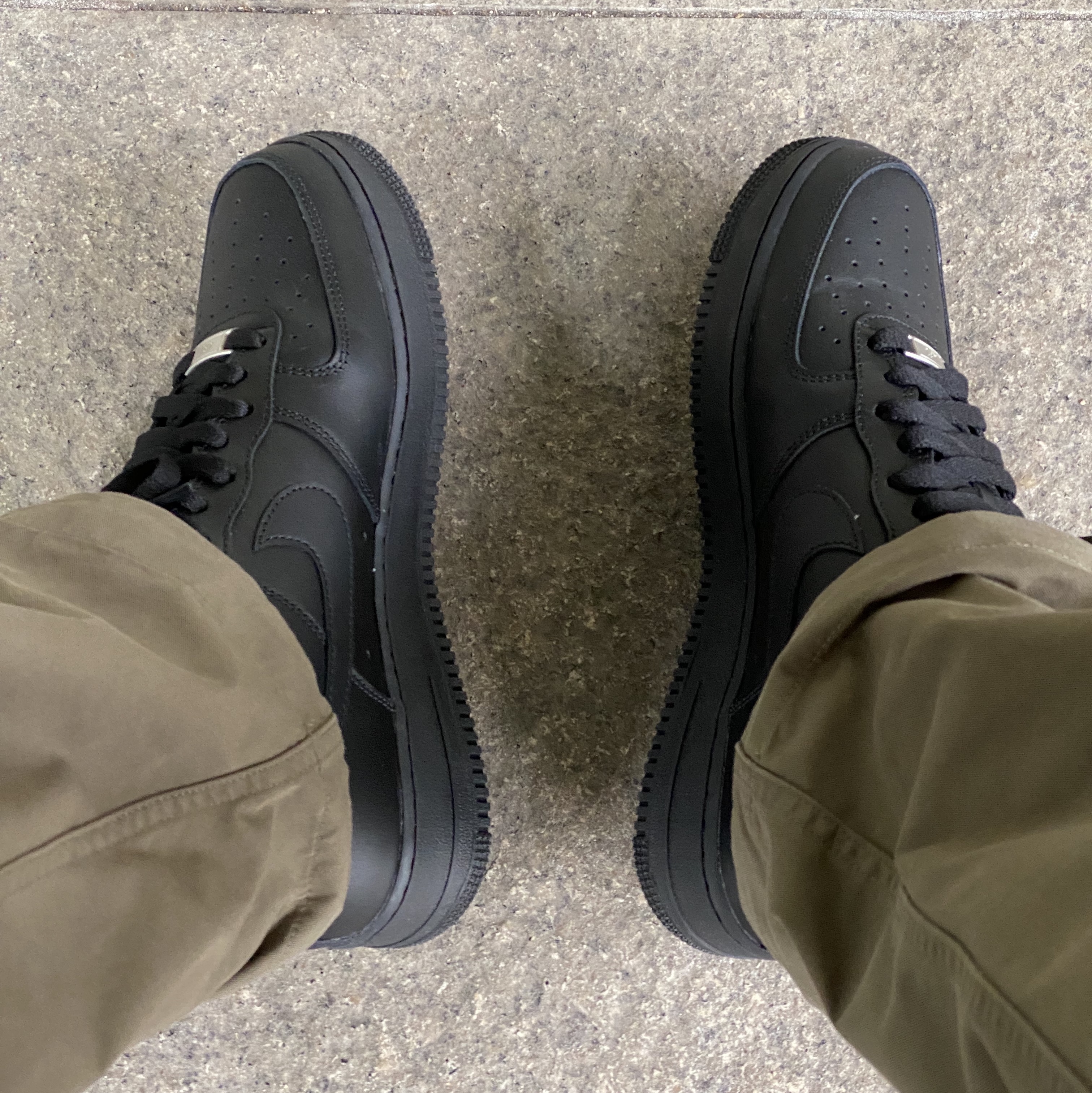 Nike Air Force 1 '07 Low Triple Black 착용 스타일
