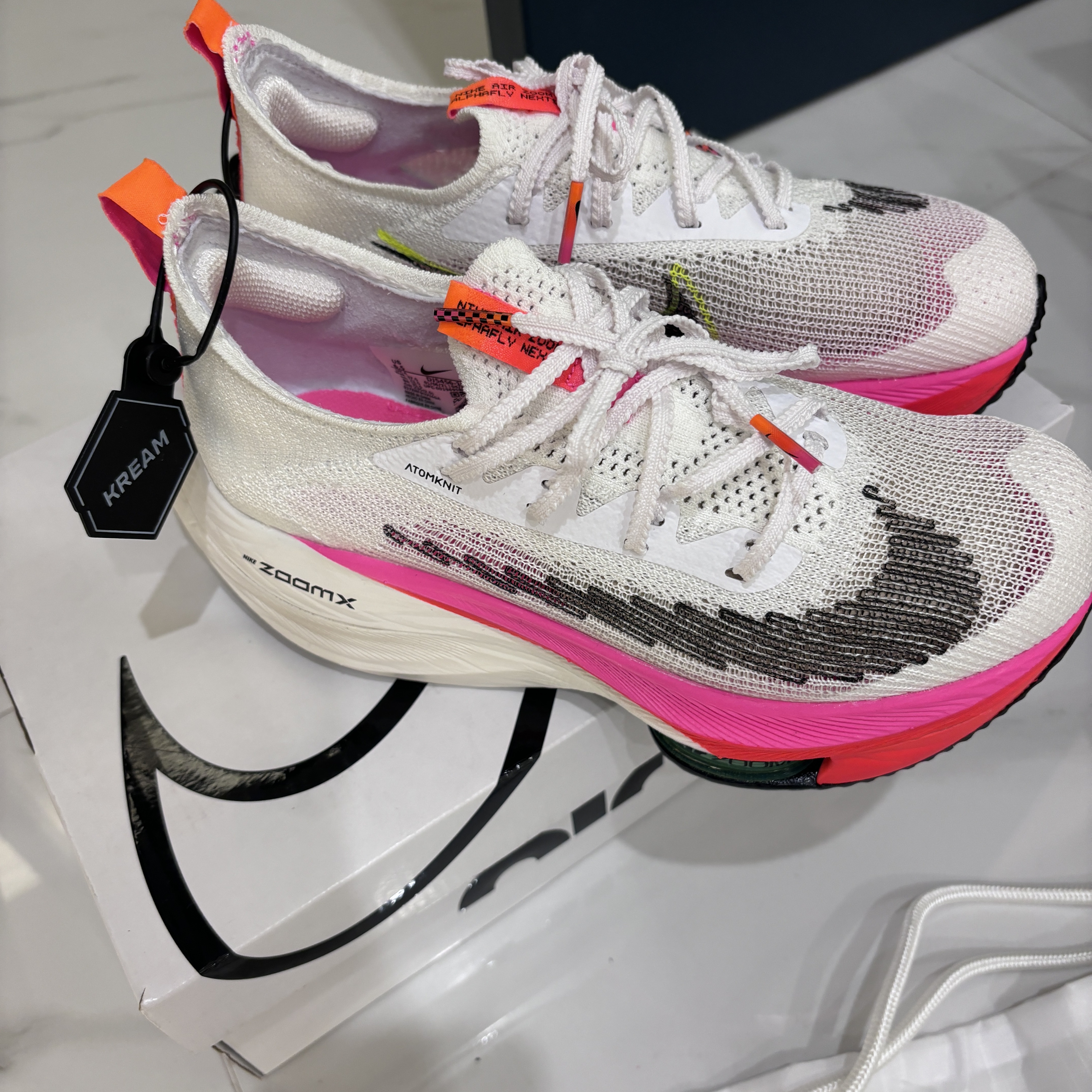 (W) Nike Air Zoom Alphafly Next% Flyknit Rawdacious 착용 스타일 - 1