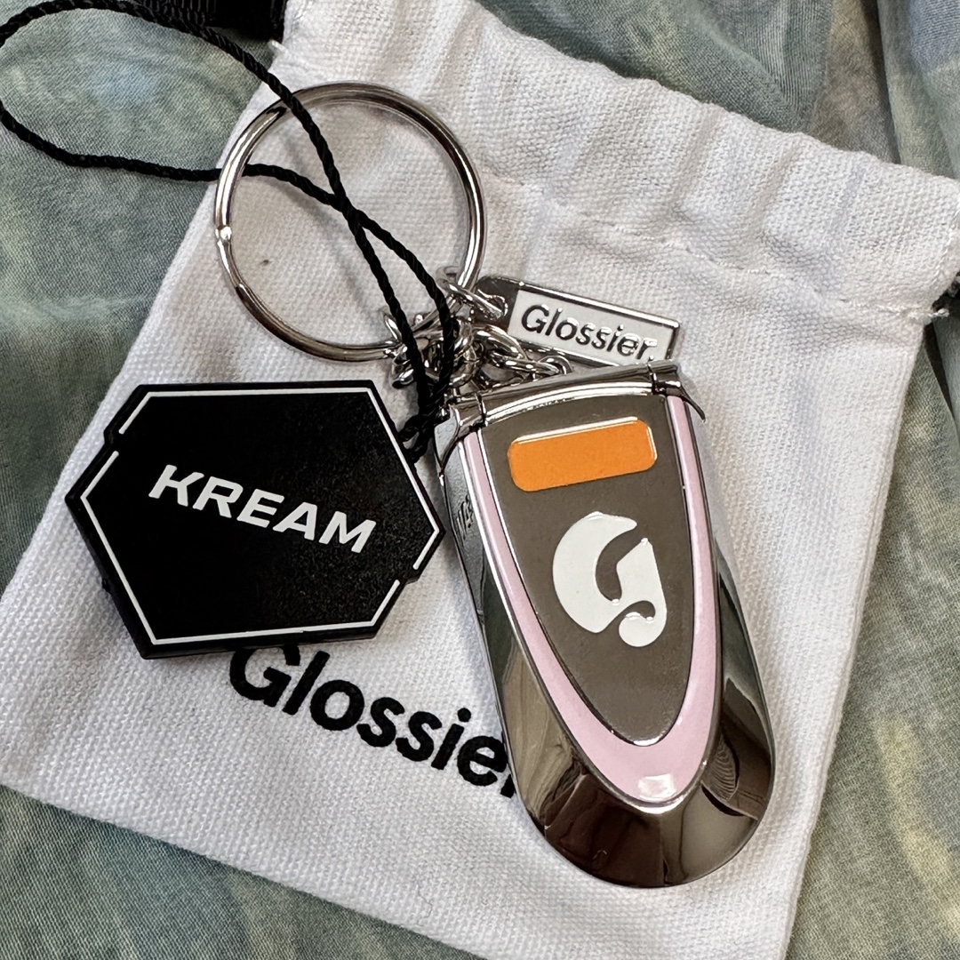Glossier Cell Phone Keychain - LA Exclusive 착용 스타일