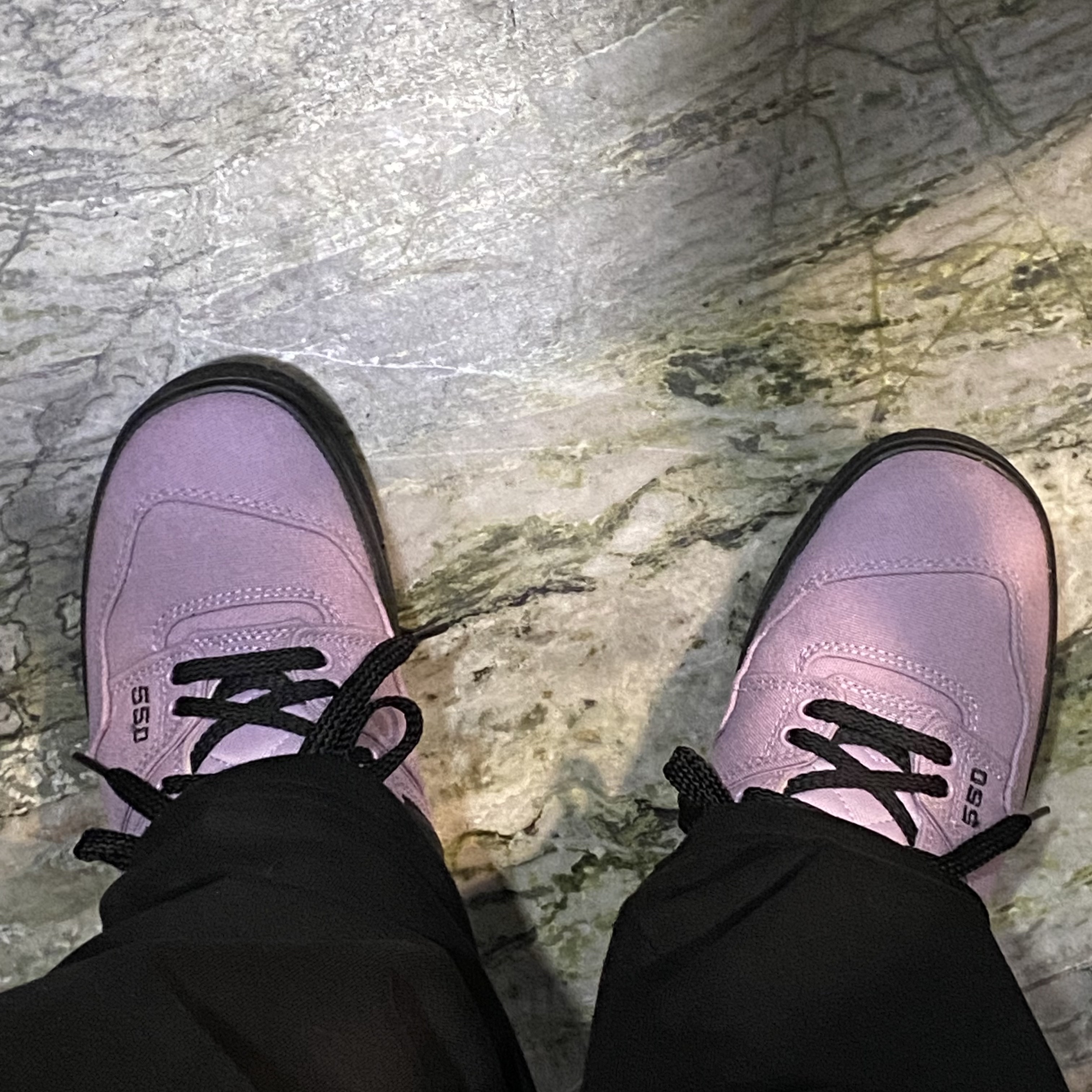 New Balance x Thisisneverthat 550 Lavender Black 착용 스타일 - 2