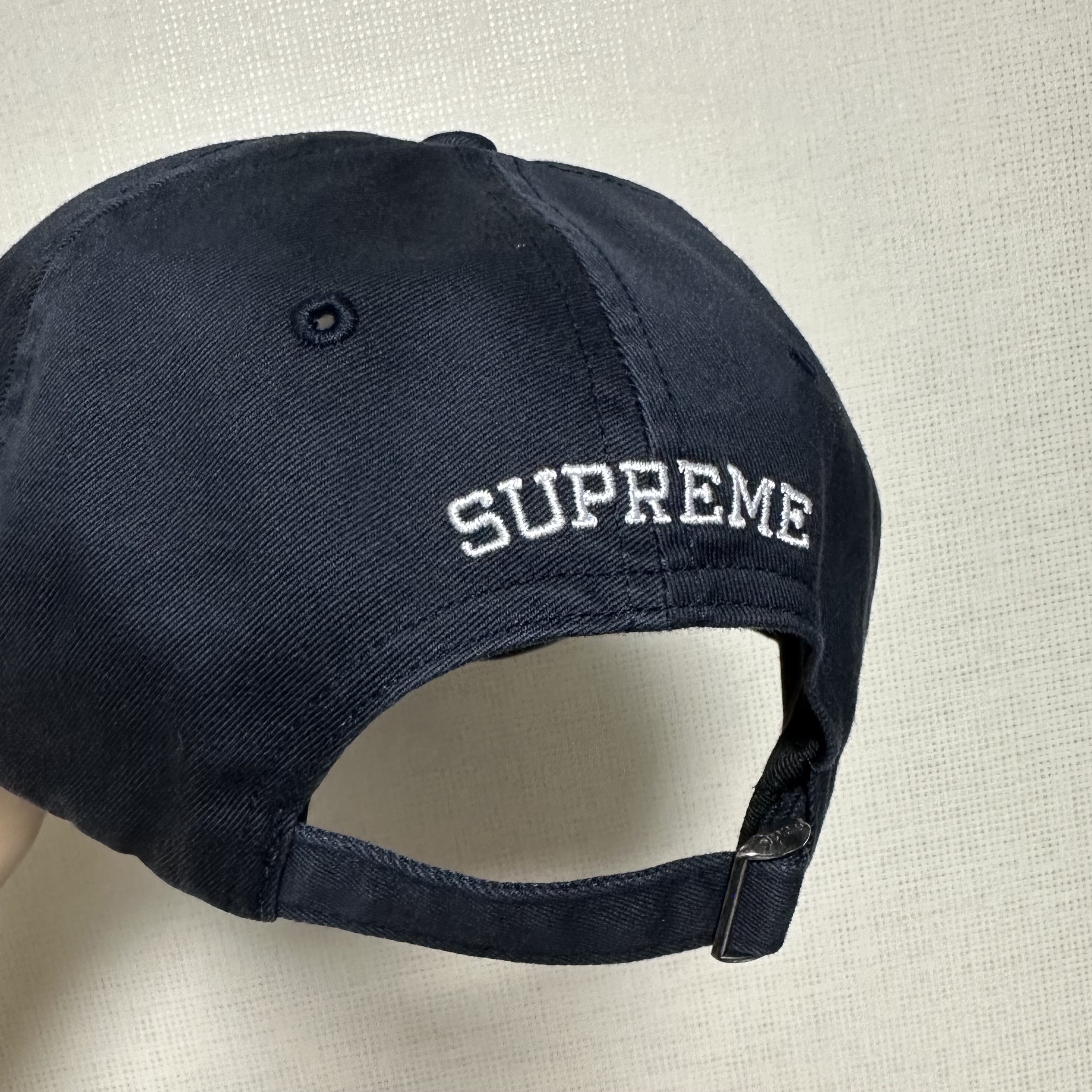 Supreme New York Arc 6-Panel Navy - 24SS, Supreme New York Arc 6-Panel Black - 24SS 착용 스타일 - 2