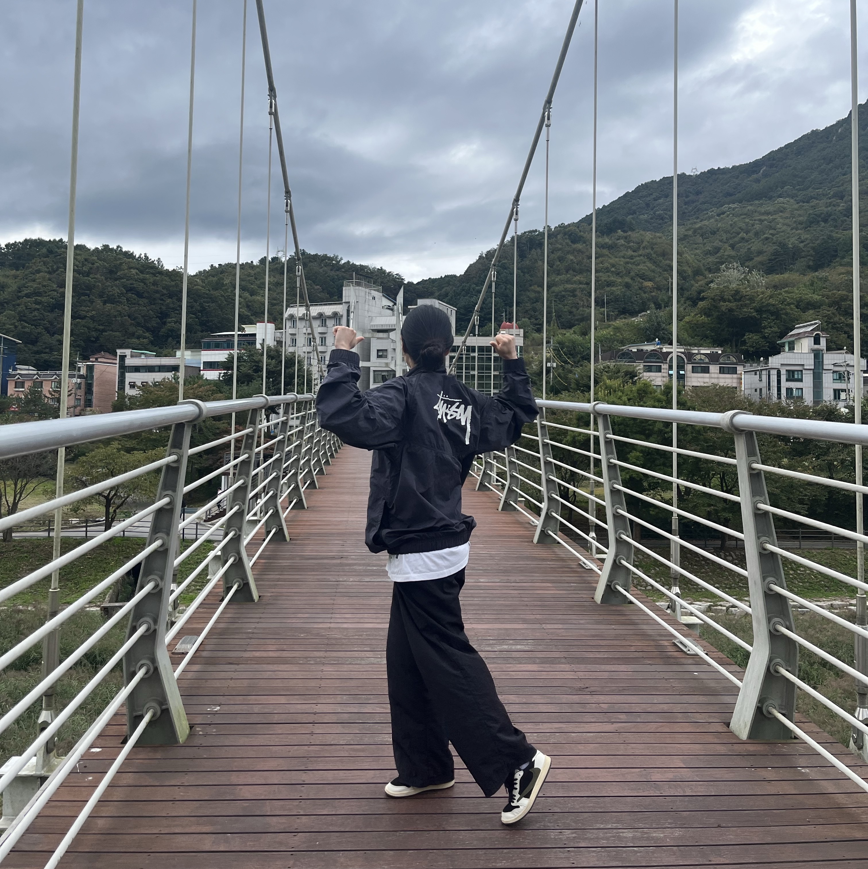 Nike x Stussy Windrunner Jacket Off Noir, (W) Jordan 1 x Travis Scott Retro Low OG SP Medium Olive 착용 스타일