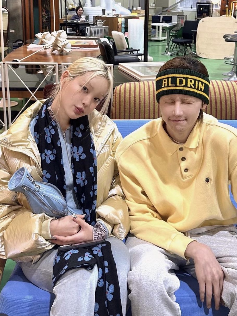 (W) Emis Luster Reversible Down Jacket Yellow 착용 스타일