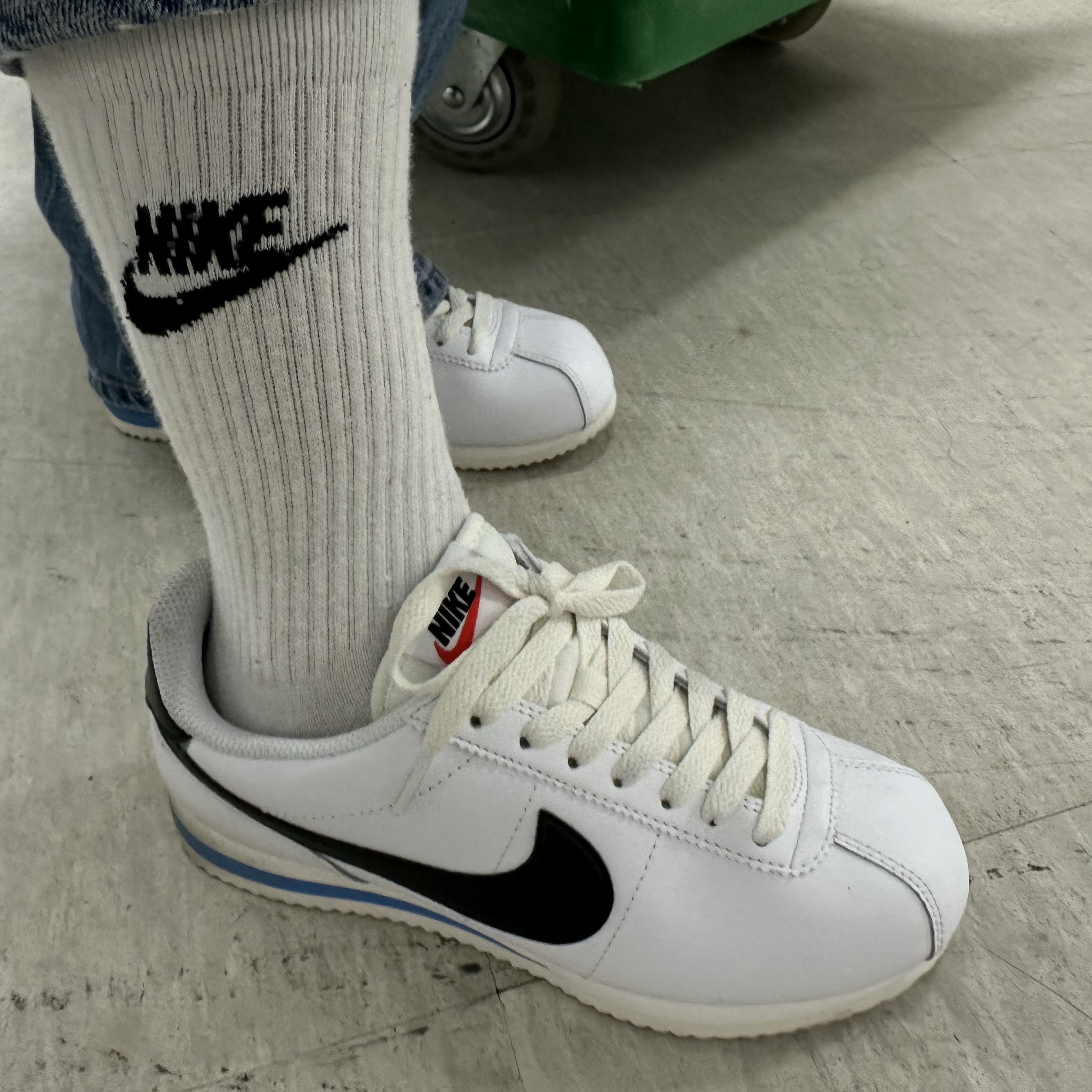 (W) Nike Cortez White and Black 착용 스타일