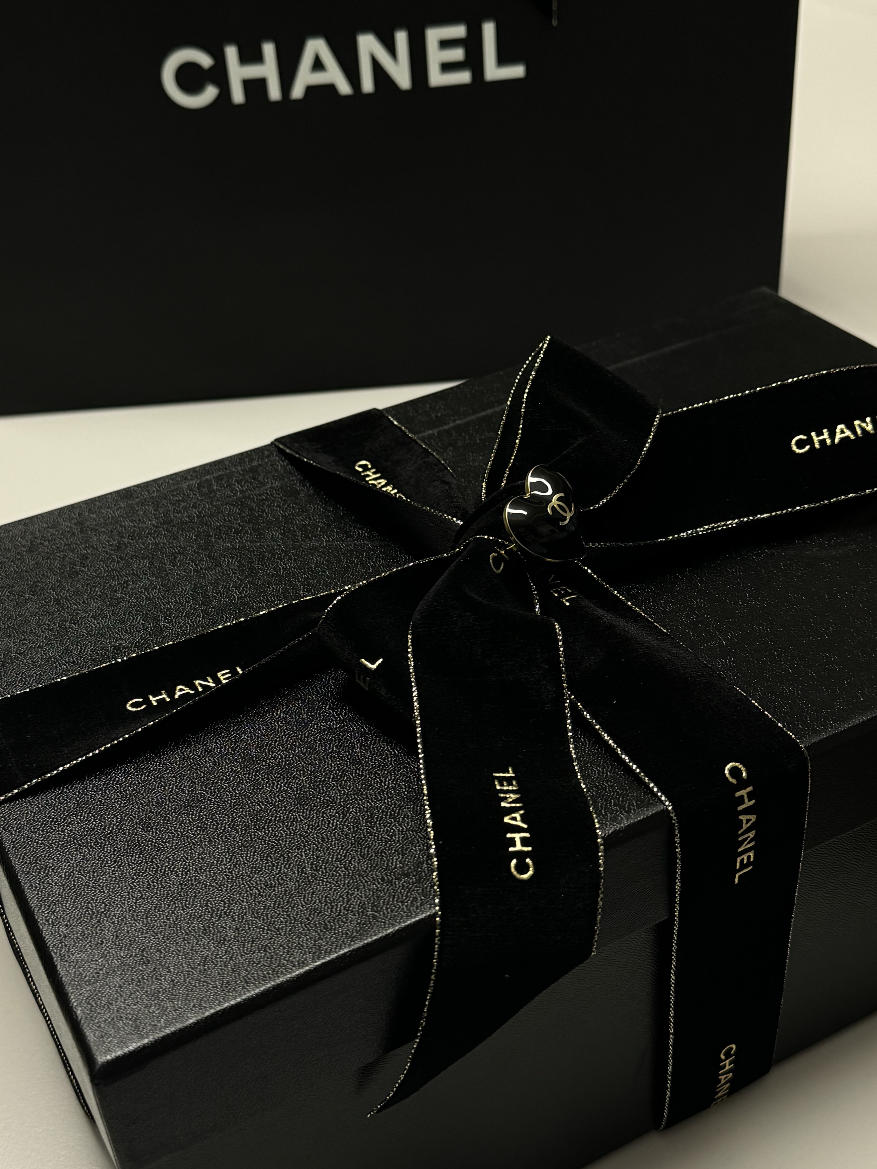 (W) Chanel Sneakers Fabric Laminated & White Silver 착용 스타일 - 2