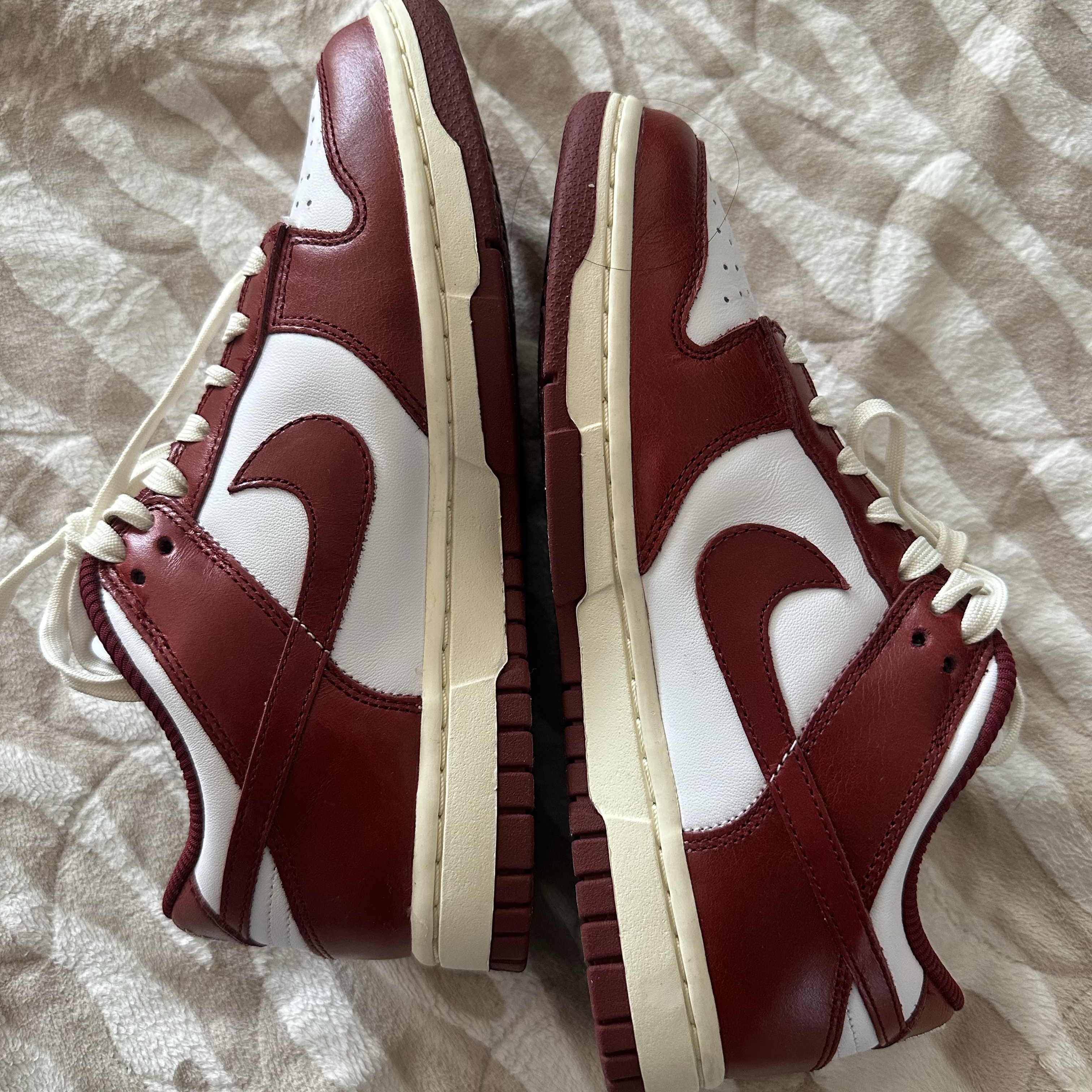 (W) Nike Dunk Low Retro PRM Team Red and White 착용 스타일