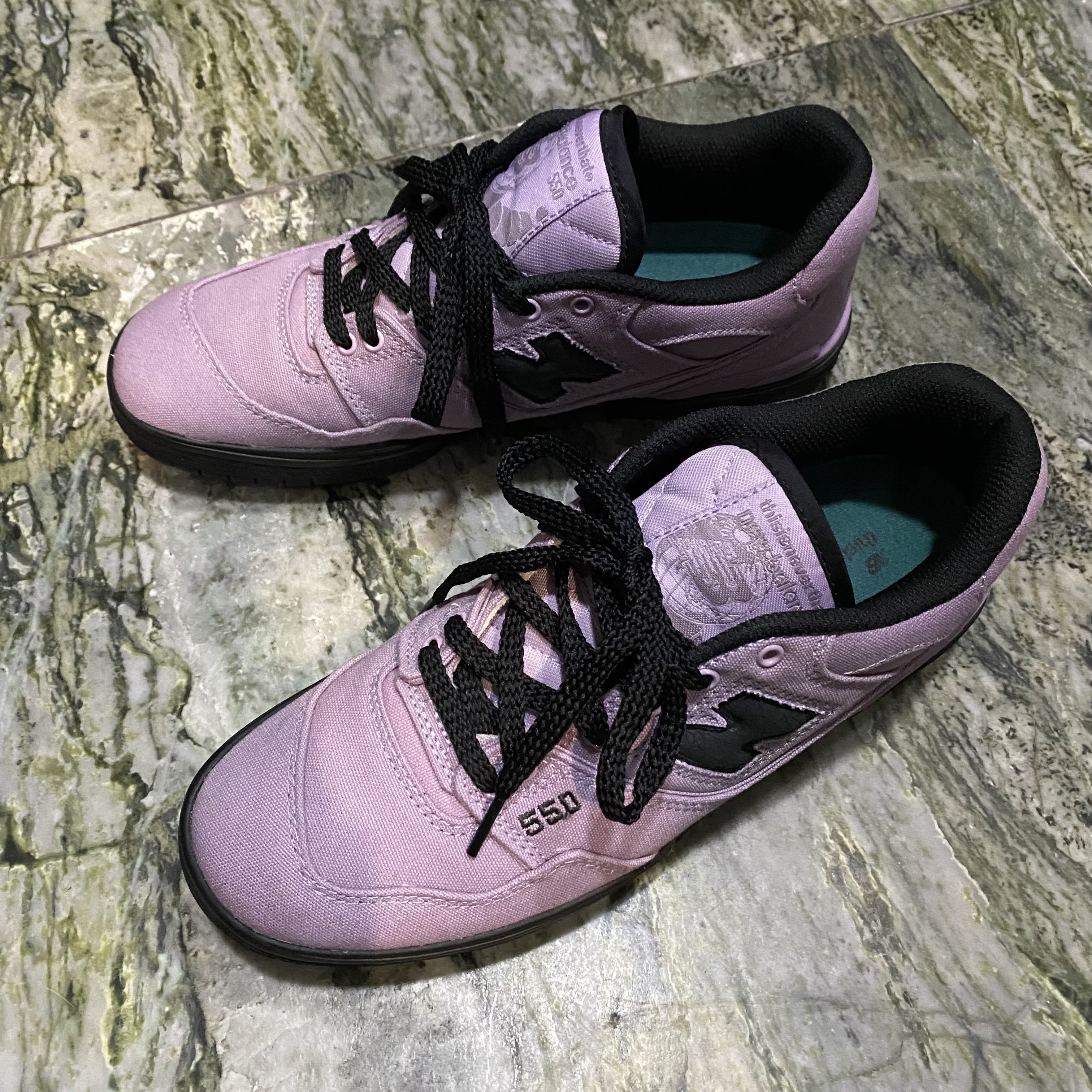 New Balance x Thisisneverthat 550 Lavender Black 착용 스타일 - 1