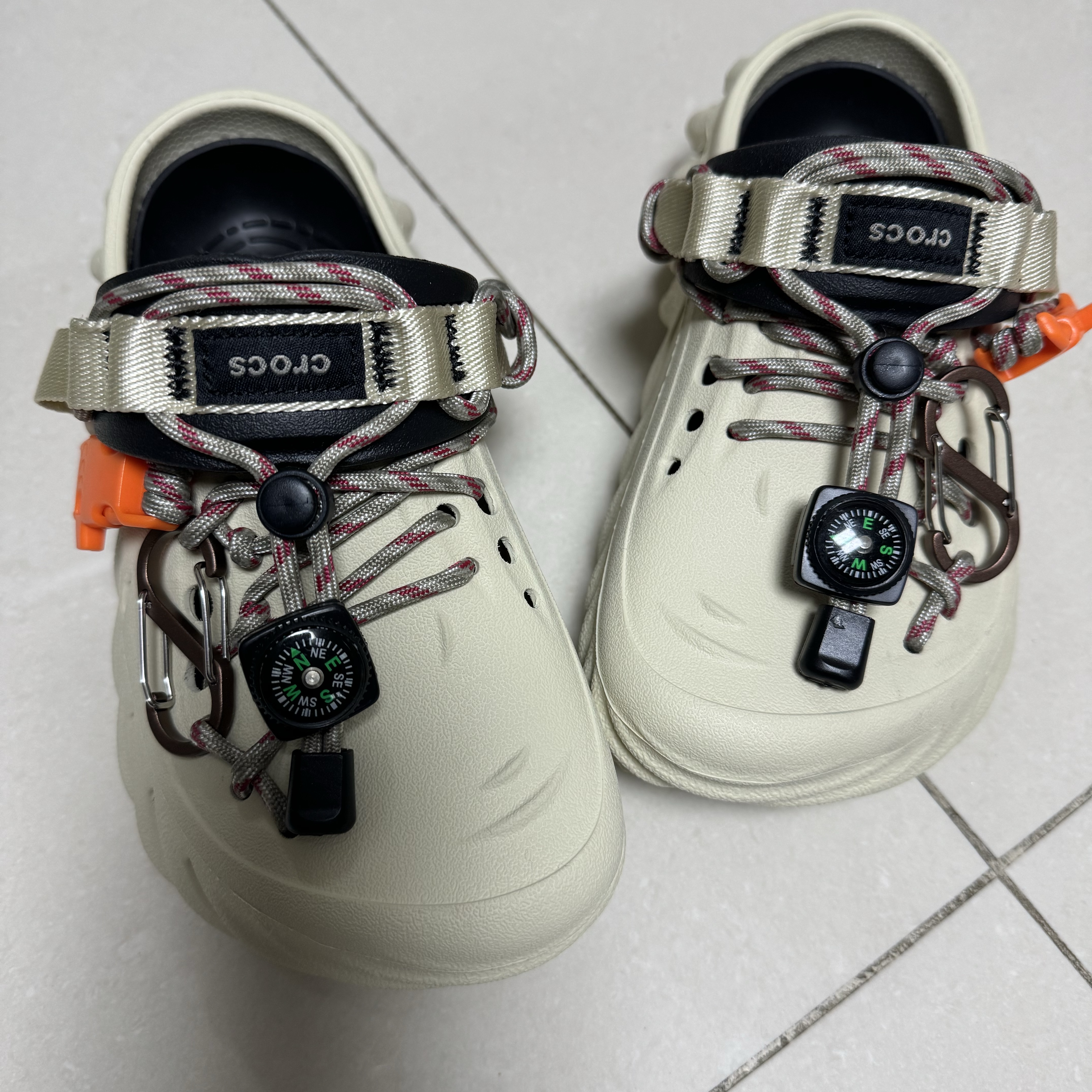 Crocs Echo Clog Bone Black 착용 스타일 - 2