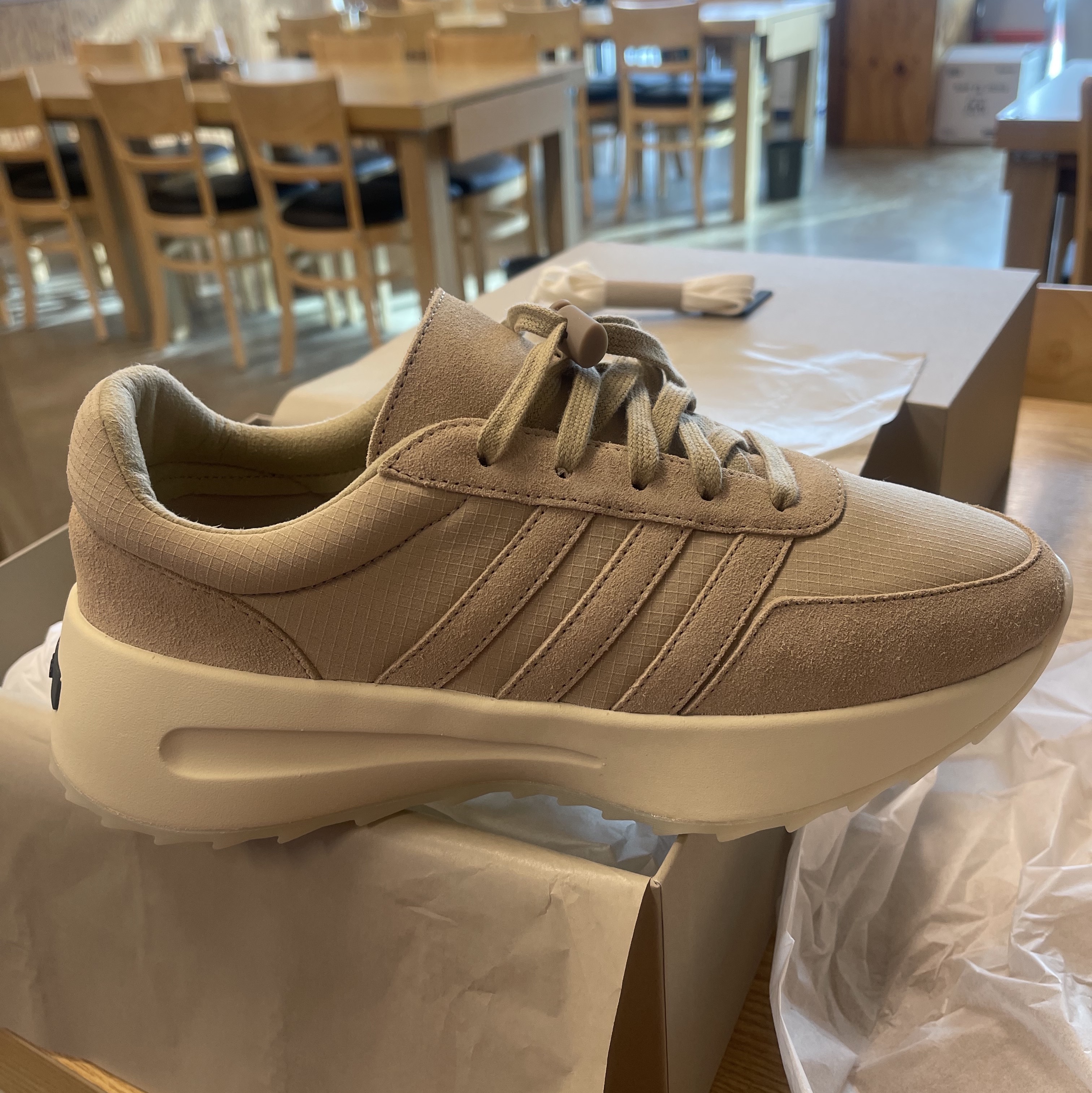 Adidas x Fear of God Athletics Los Angeles Clay 착용 스타일 - 1