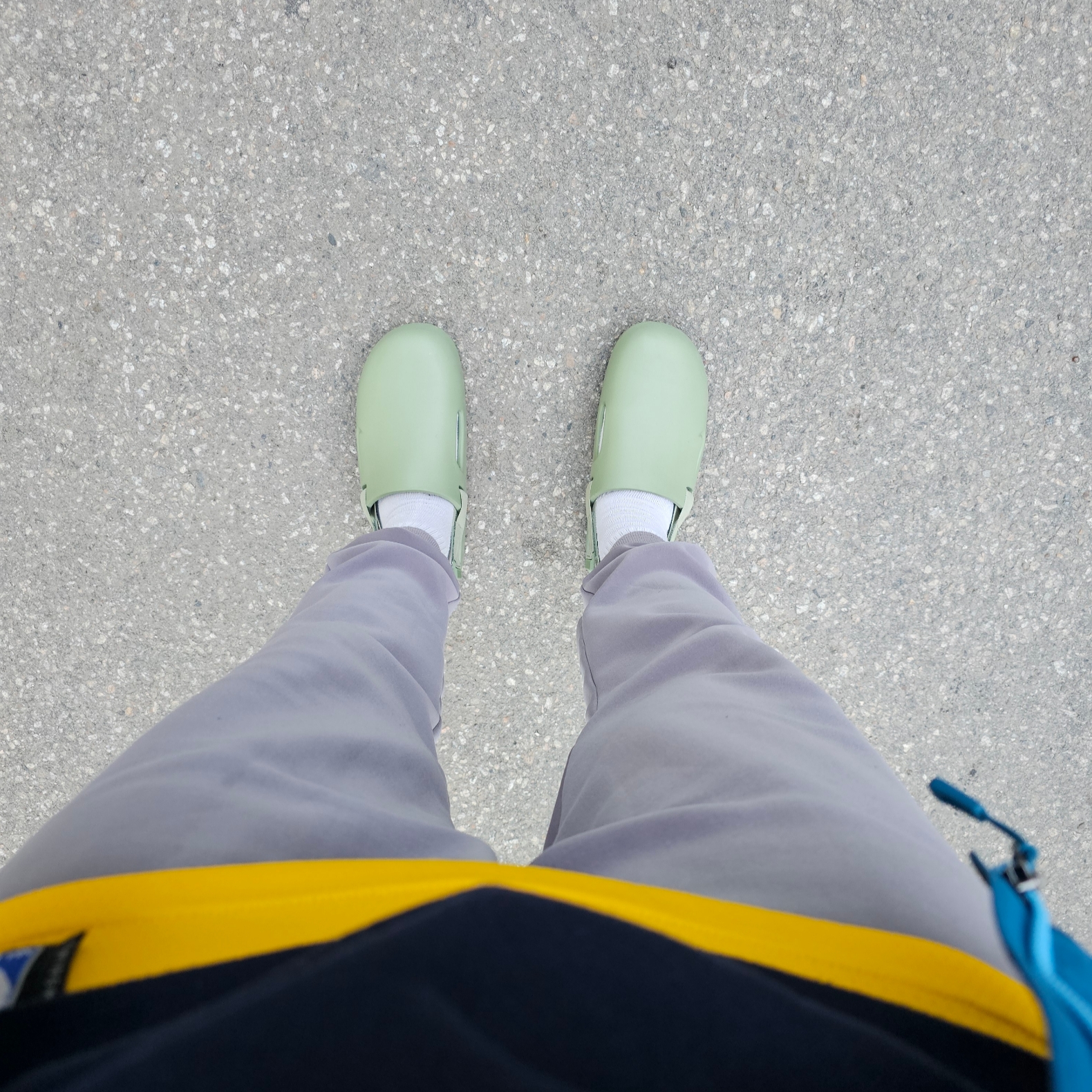 Nike Calm Mule Oil Green 착용 스타일