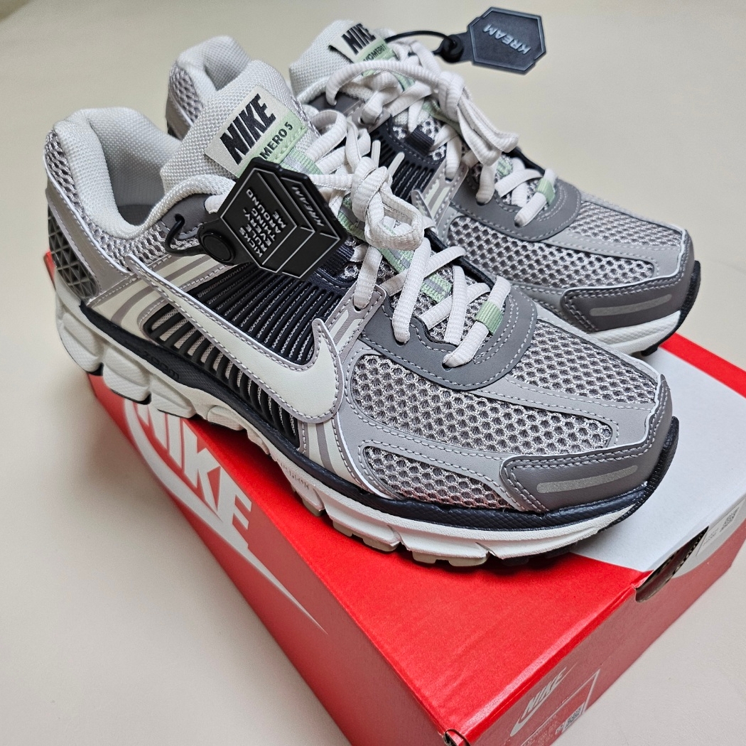 (W) Nike Zoom Vomero 5 Cobblestone and Flat Pewter 착용 스타일