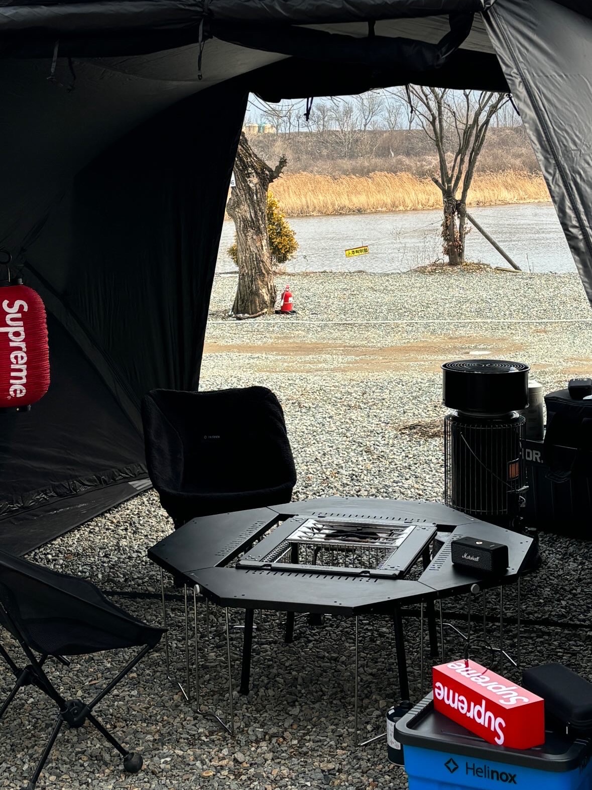 Supreme Hanging Lantern Red - 19FW, Snow Peak Jikaro Table Black 착용 스타일