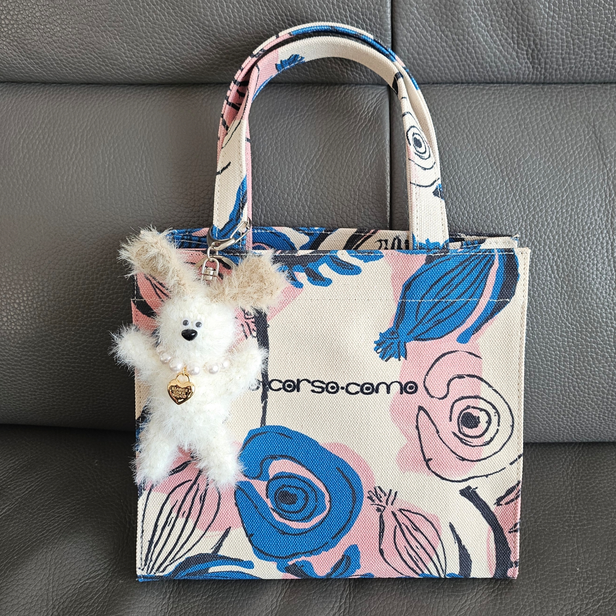 Margesherwood Wood Baby Keyring White 착용 스타일