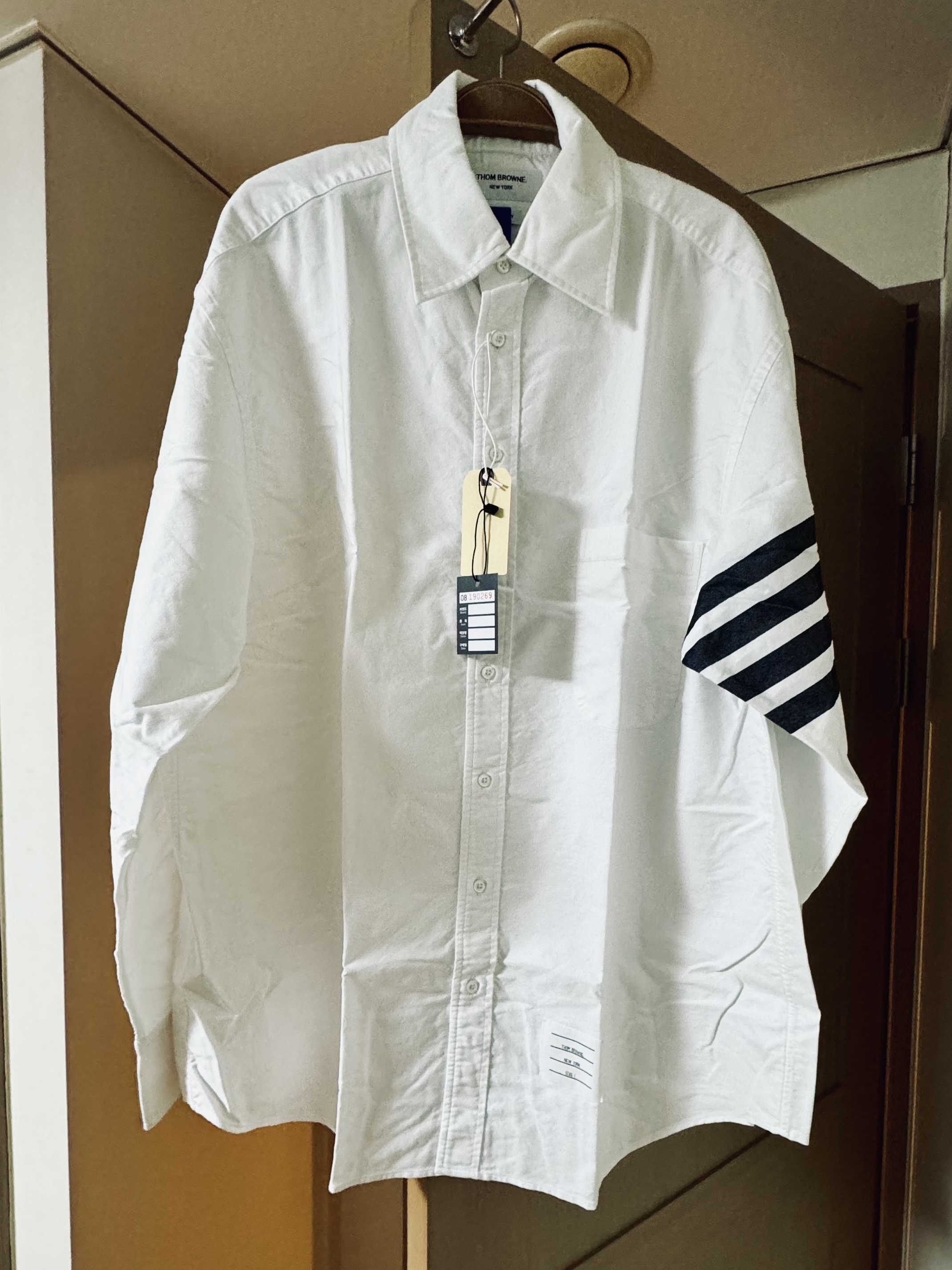 Thom Browne Oxford 4-Bar Oversized Button Down Shirt White Dark Grey 착용 스타일