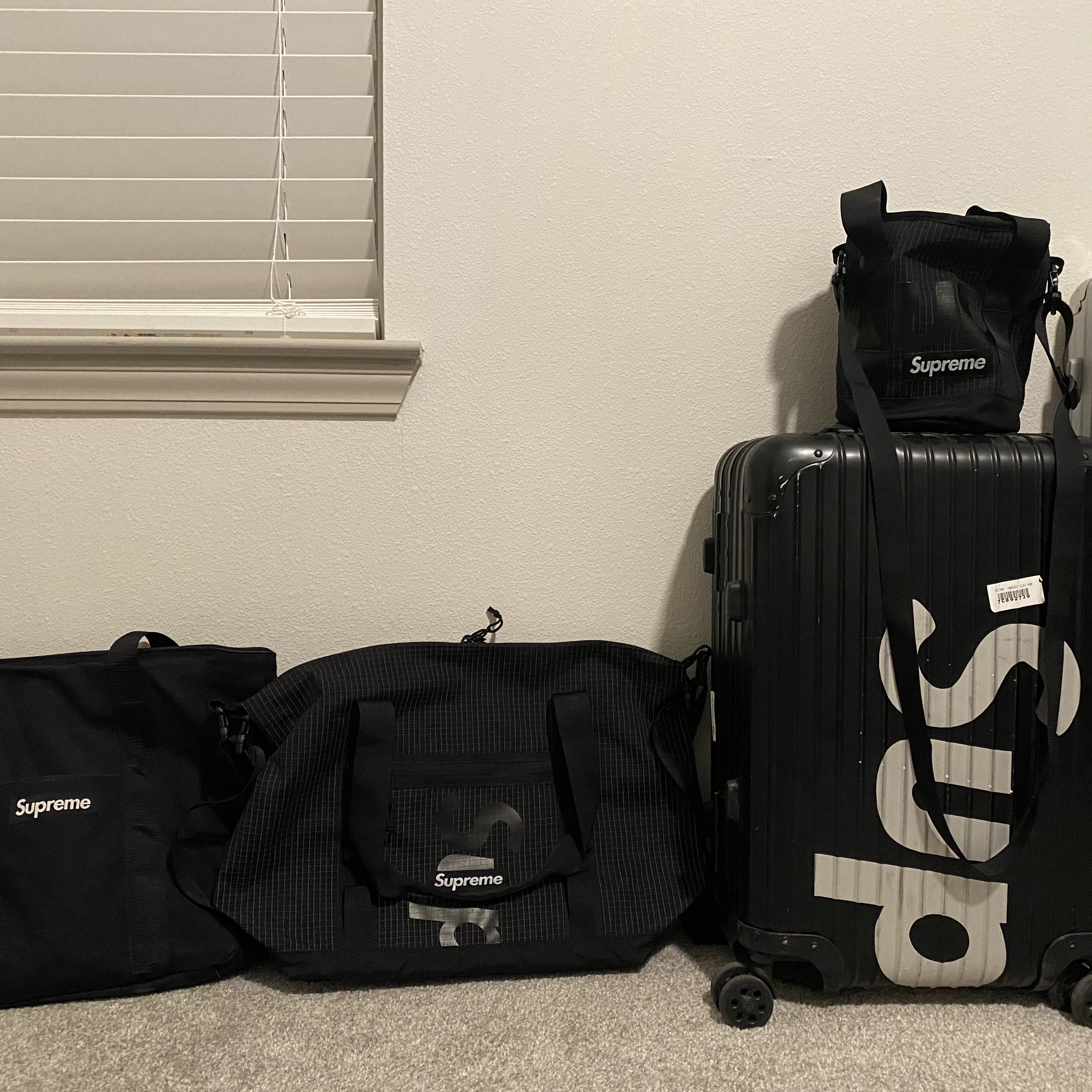 Supreme x Rimowa Topas Multiwheel Black 45L - 18SS, Supreme Tote Bag Black - 24SS 착용 스타일 - 2