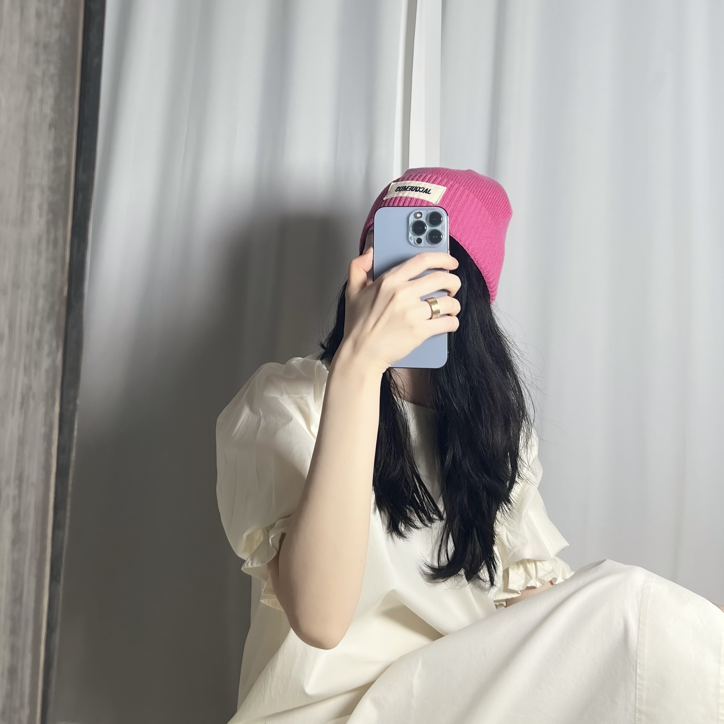Jacquemus Le Bonnet Grosgrain Logo Beanie Multi Pink 착용 스타일