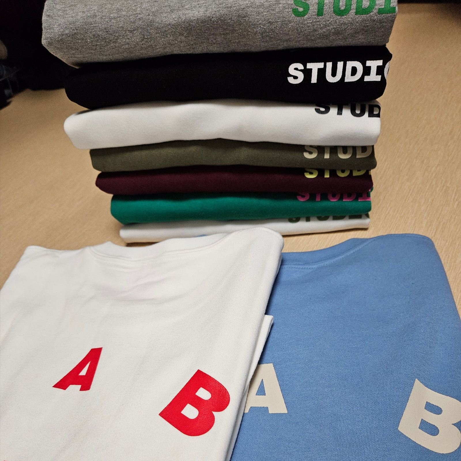 IAB Studio T-Shirt Green Pink 착용 스타일