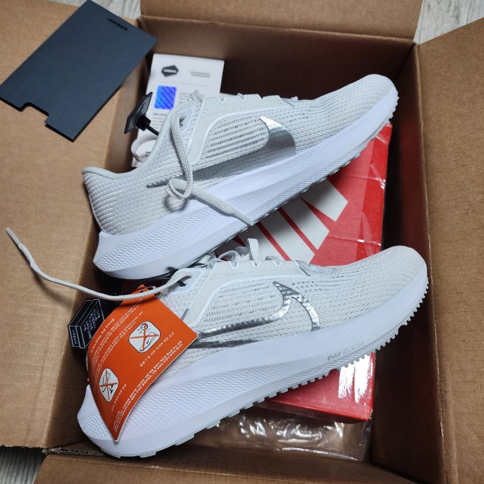 (W) Nike Air Zoom Pegasus 40 White Metallic Silver 착용 스타일 - 4