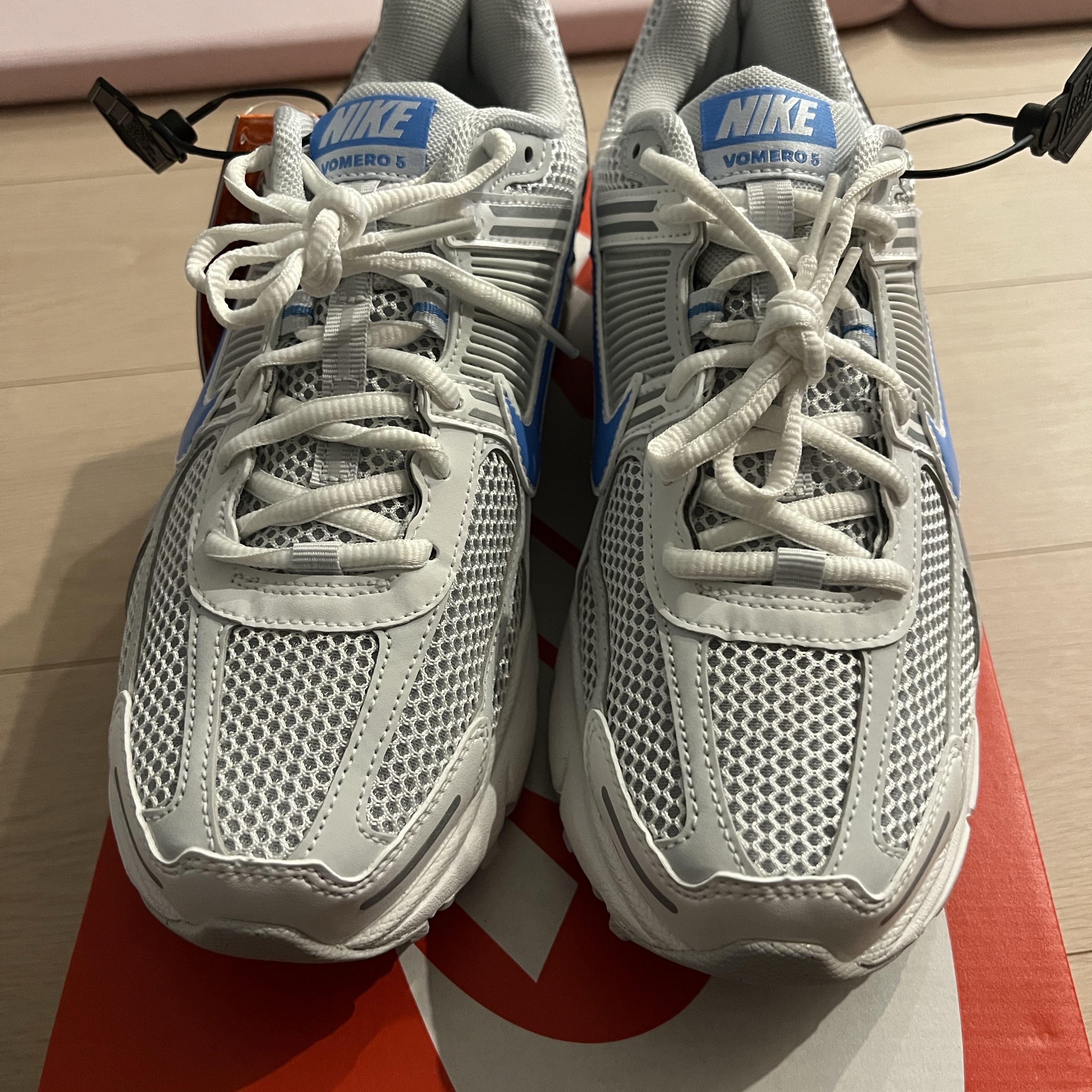 Nike Zoom Vomero 5 Photon Dust and University Blue 착용 스타일 - 1