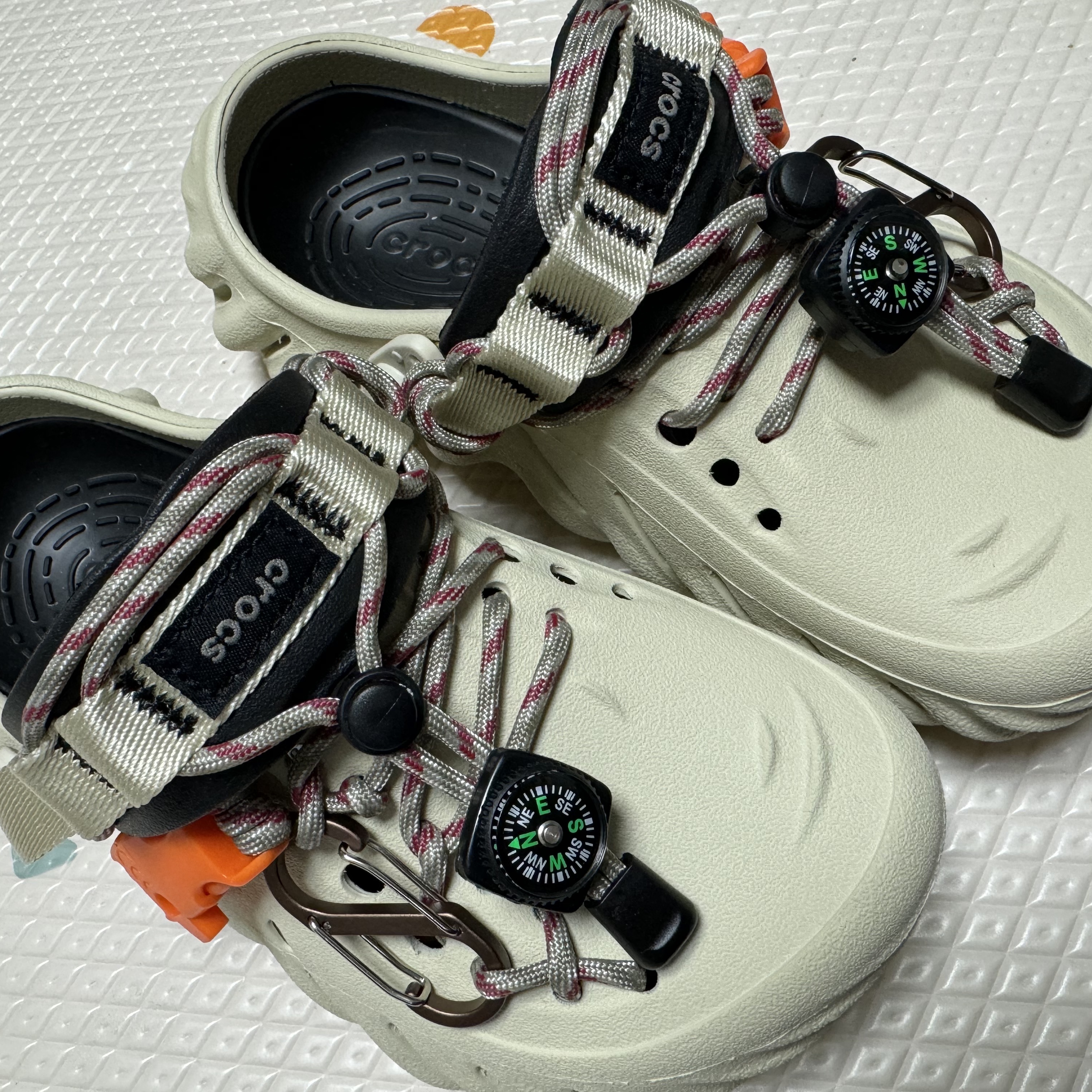 Crocs Echo Clog Bone Black 착용 스타일 - 1