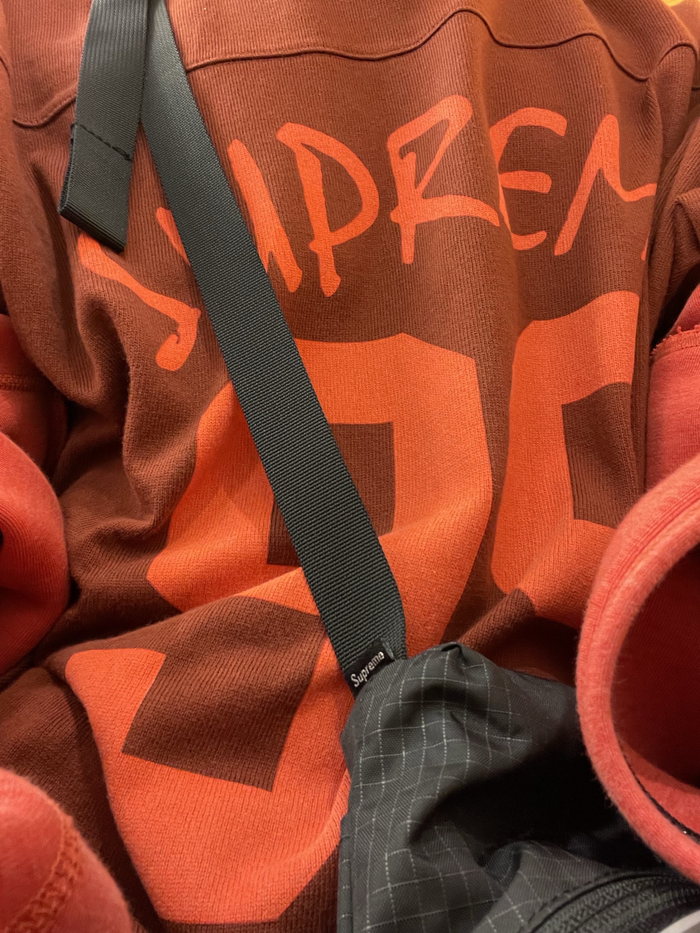 Supreme 99 LS Football Top Maroon - 24SS, Supreme Shoulder Bag Black - 23FW 착용 스타일 - 1